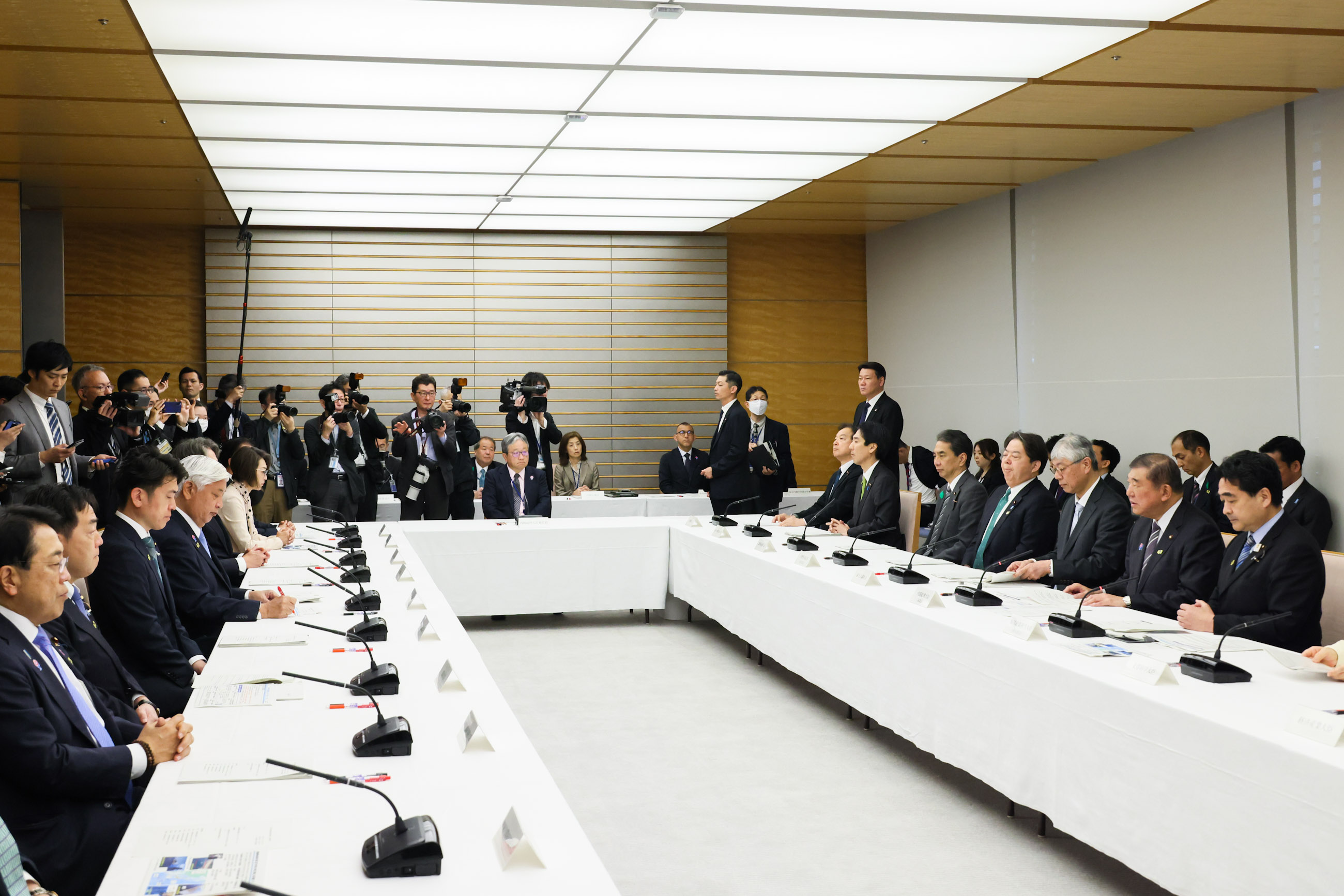 会議のまとめを行う石破総理３