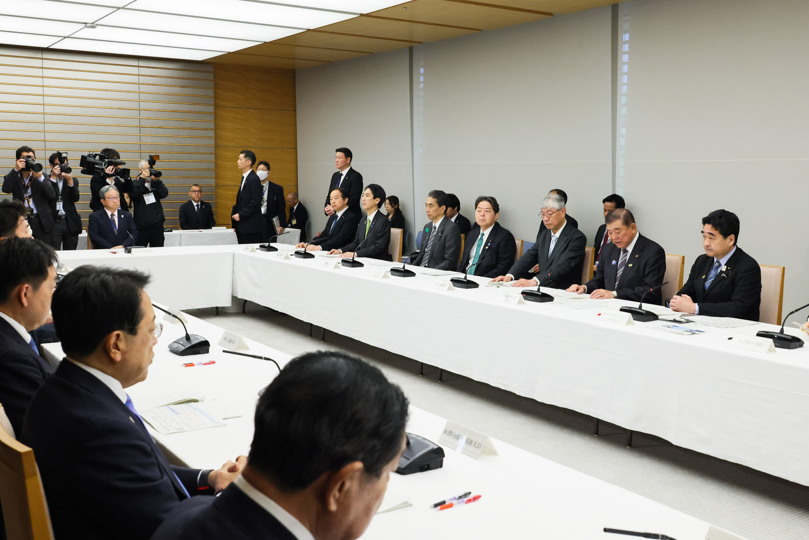 会議のまとめを行う石破総理４