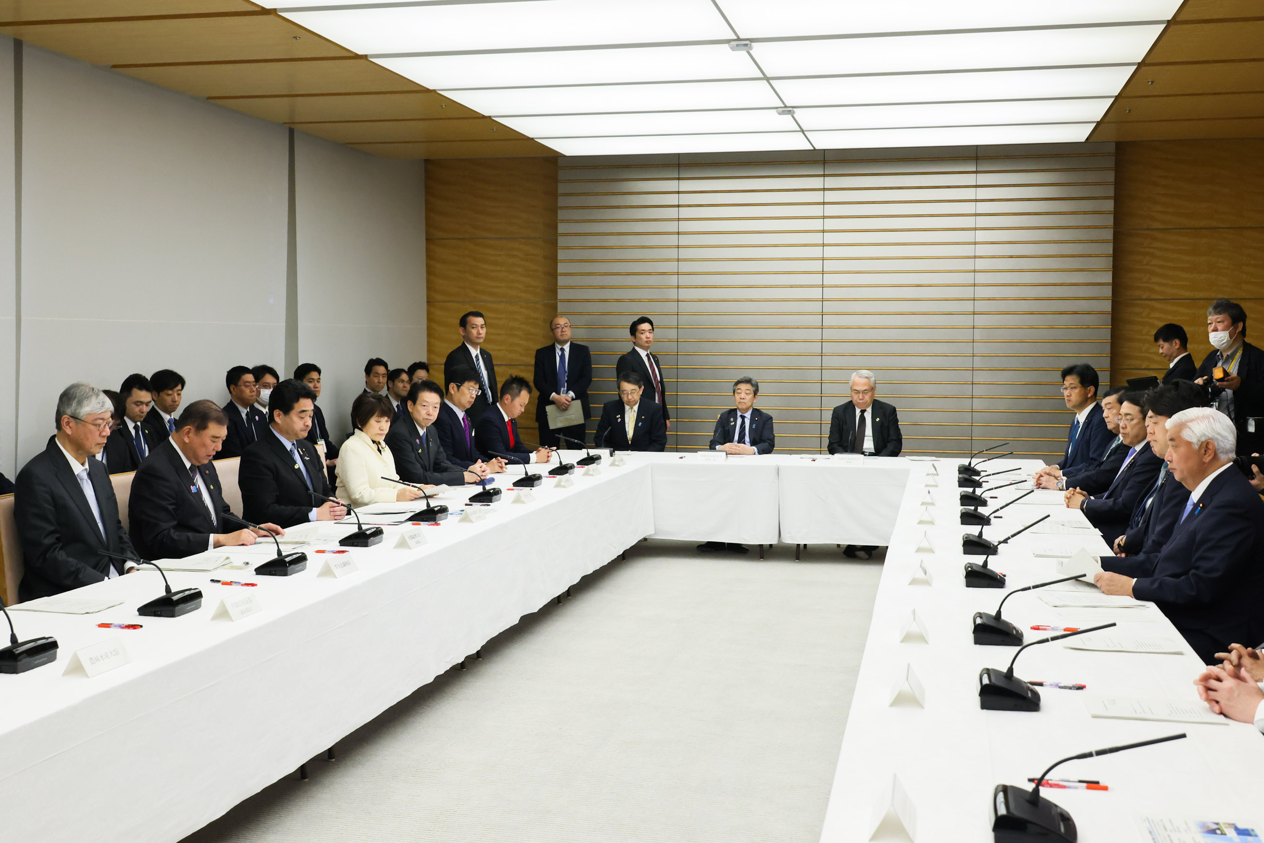 会議のまとめを行う石破総理５
