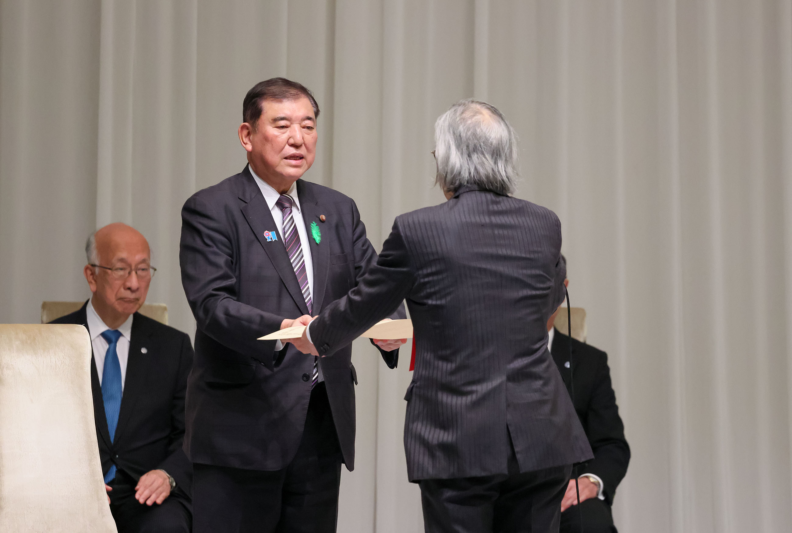 賞を授与する石破総理２