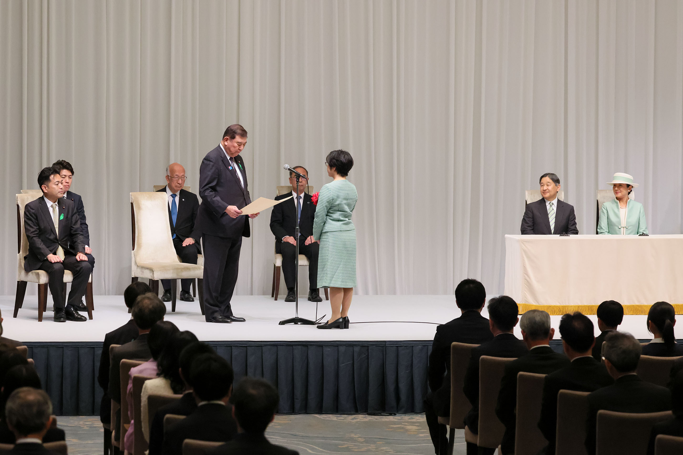 賞を授与する石破総理３