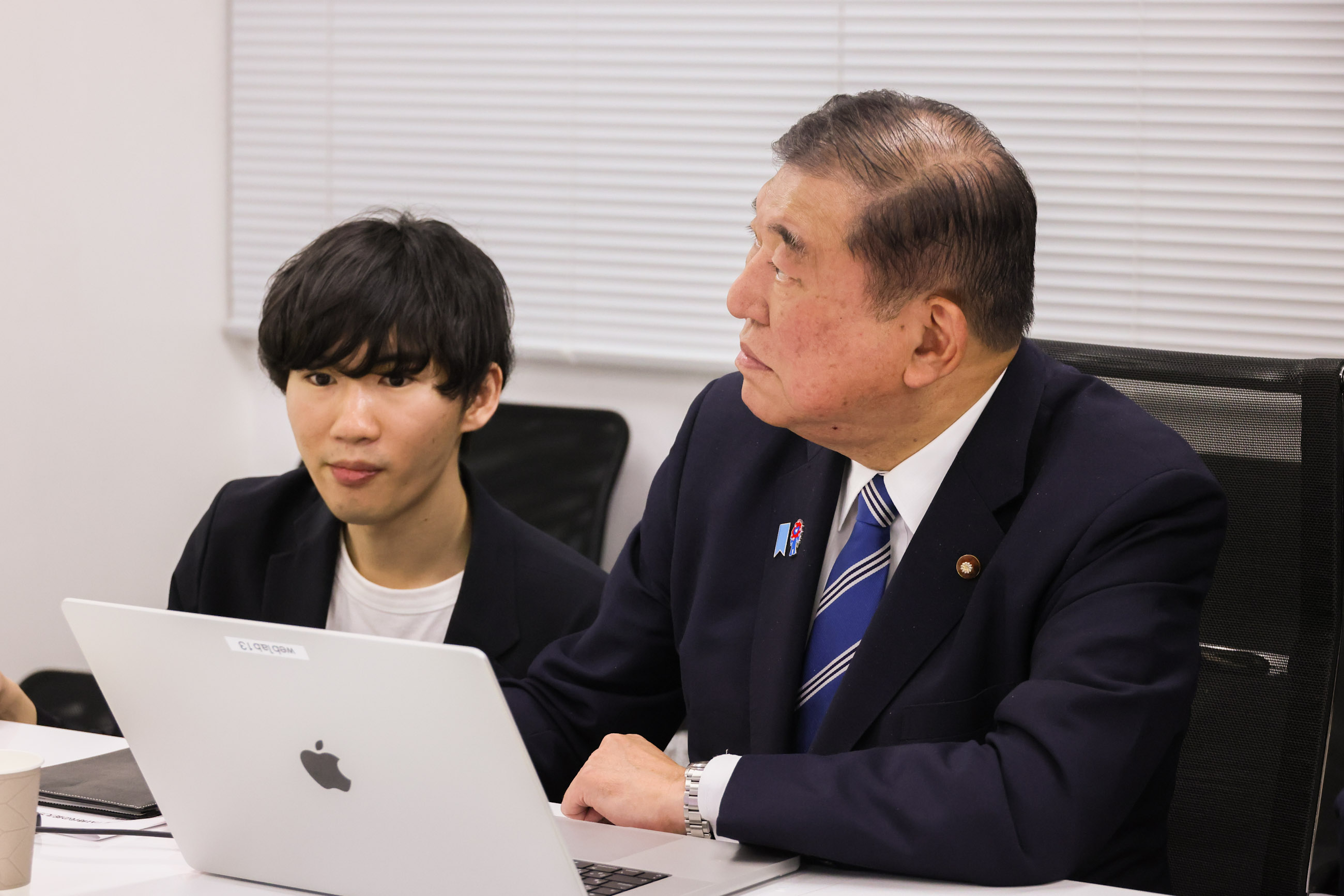 生成ＡＩ集中講座を受講する石破総理３