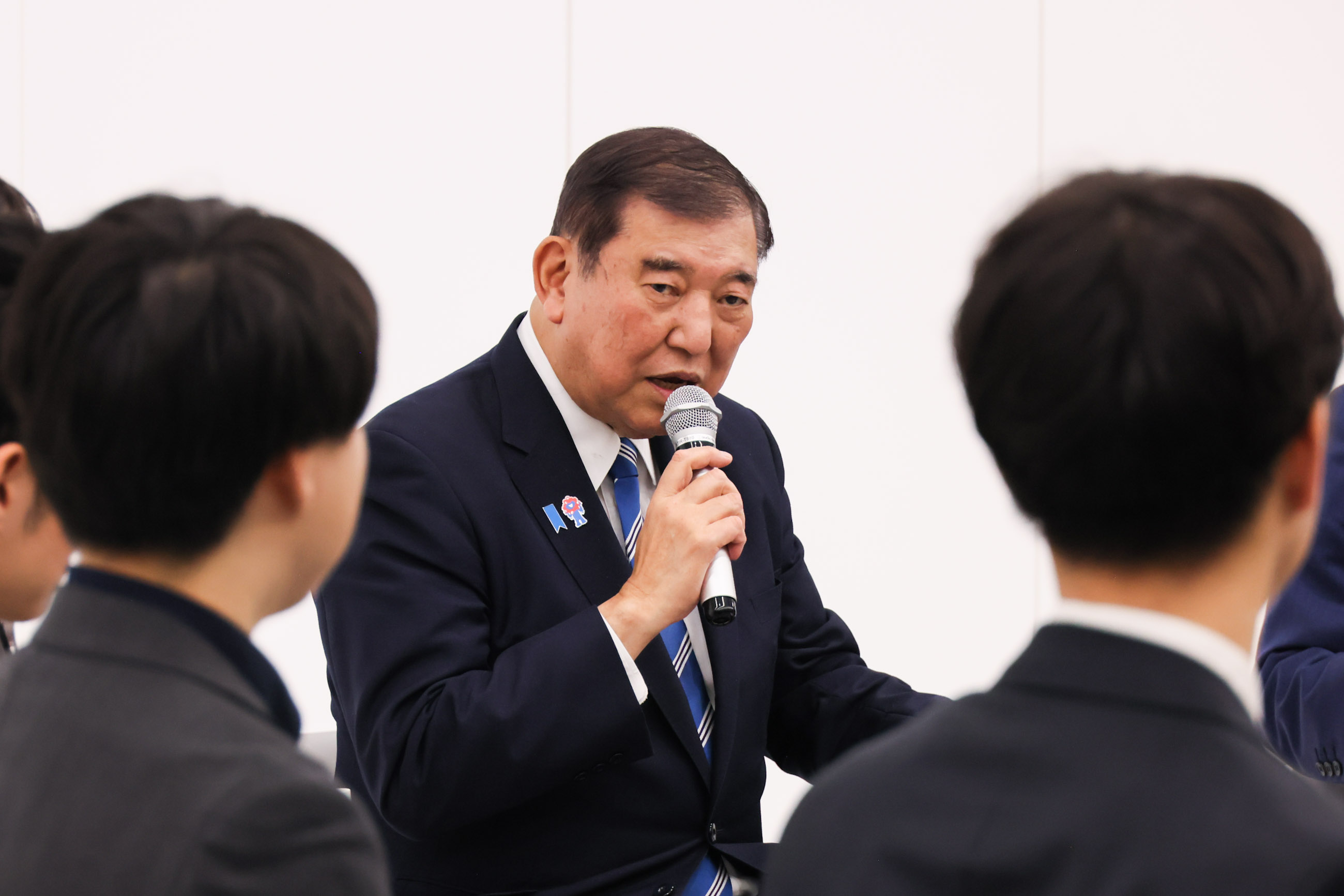 若手ＡＩ人材と車座を行う石破総理１
