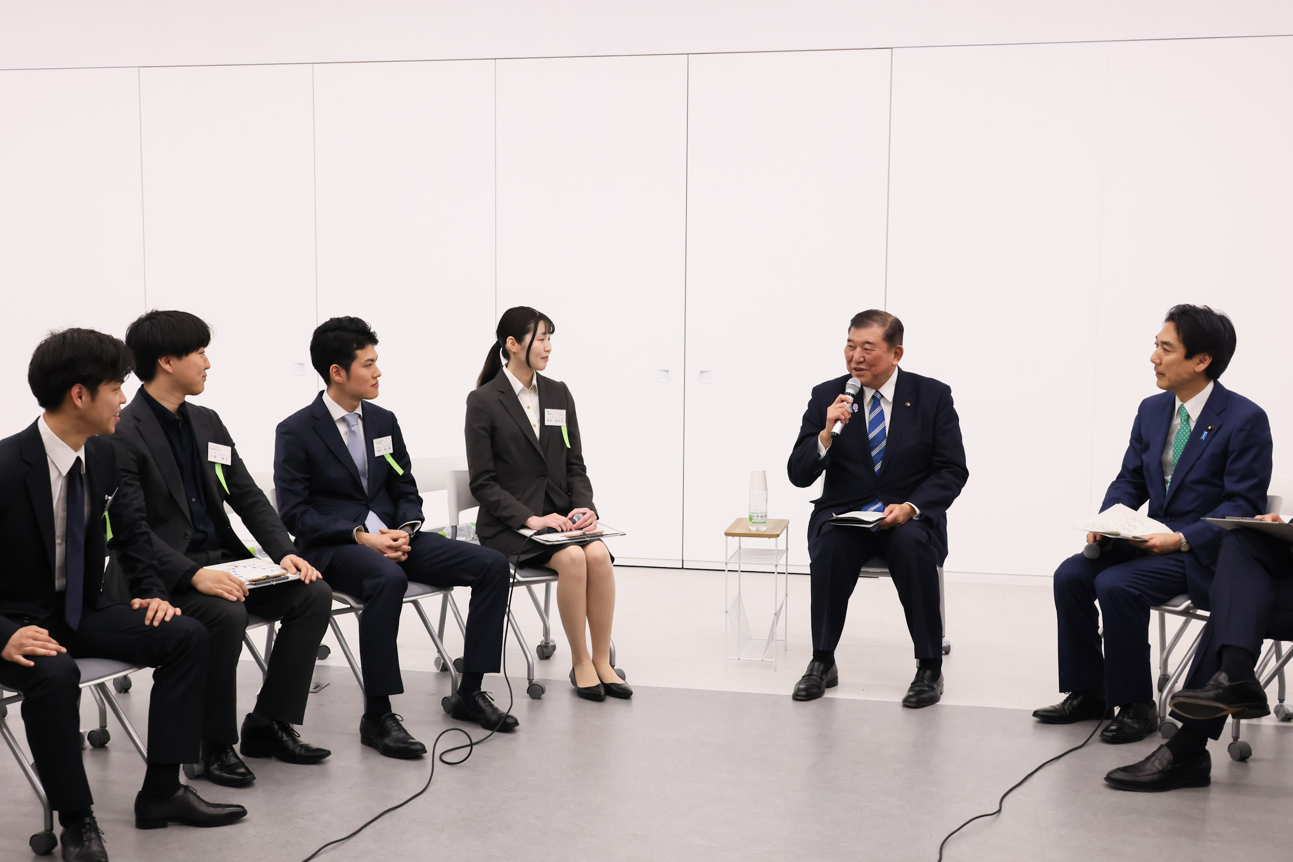 若手ＡＩ人材と車座を行う石破総理２