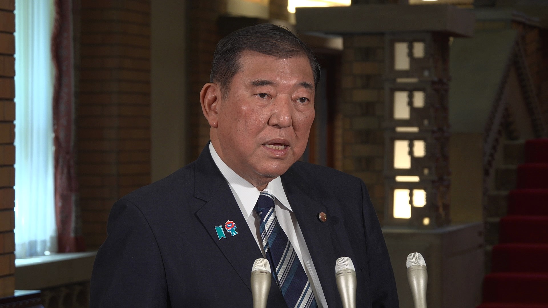 記者の質問に答える石破総理