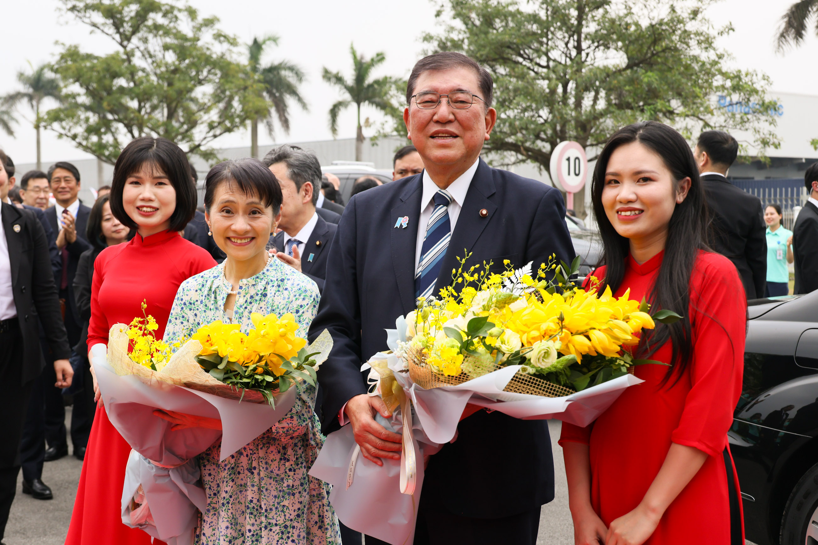 タンロン工業団地を視察する石破総理１