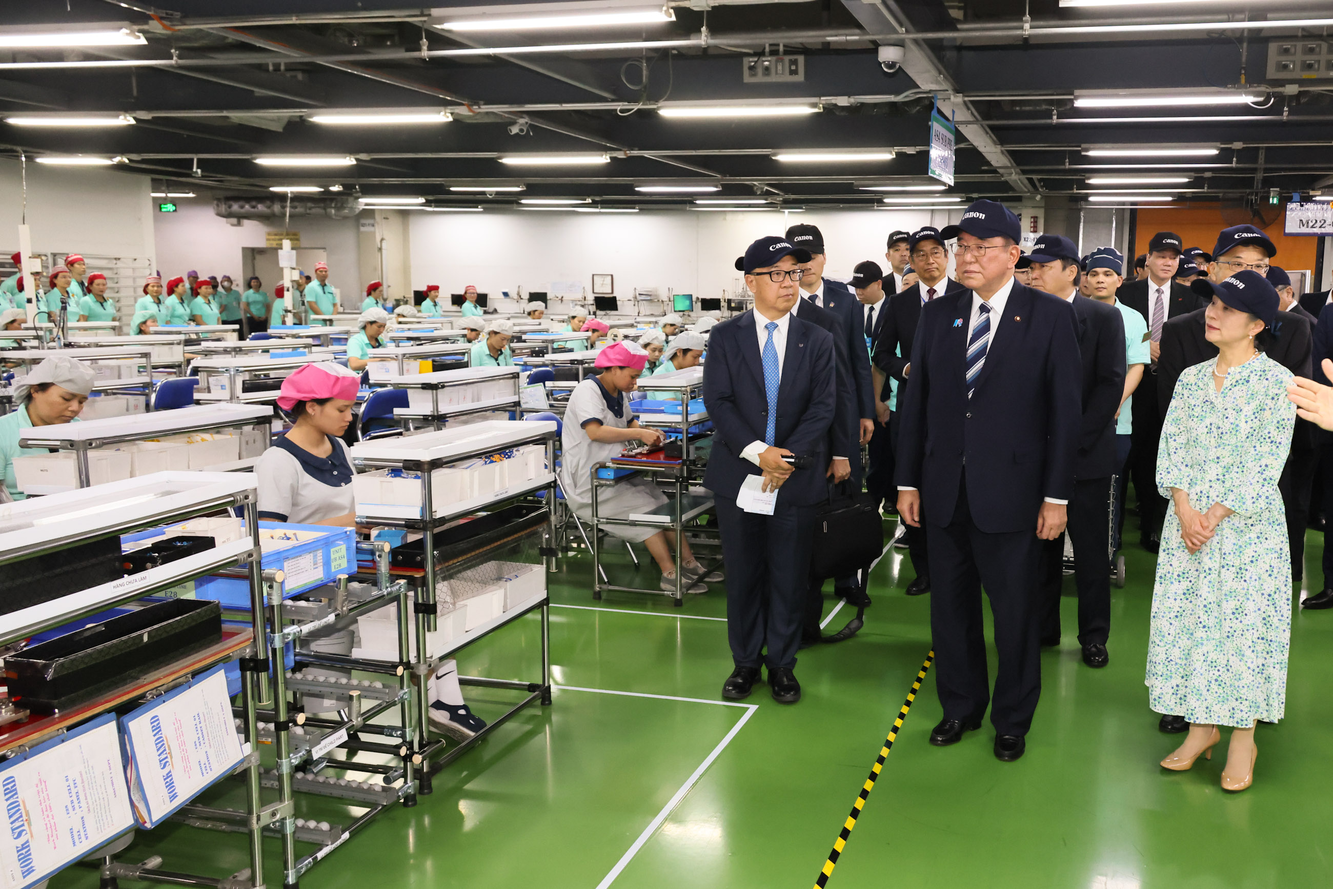 タンロン工業団地を視察する石破総理３
