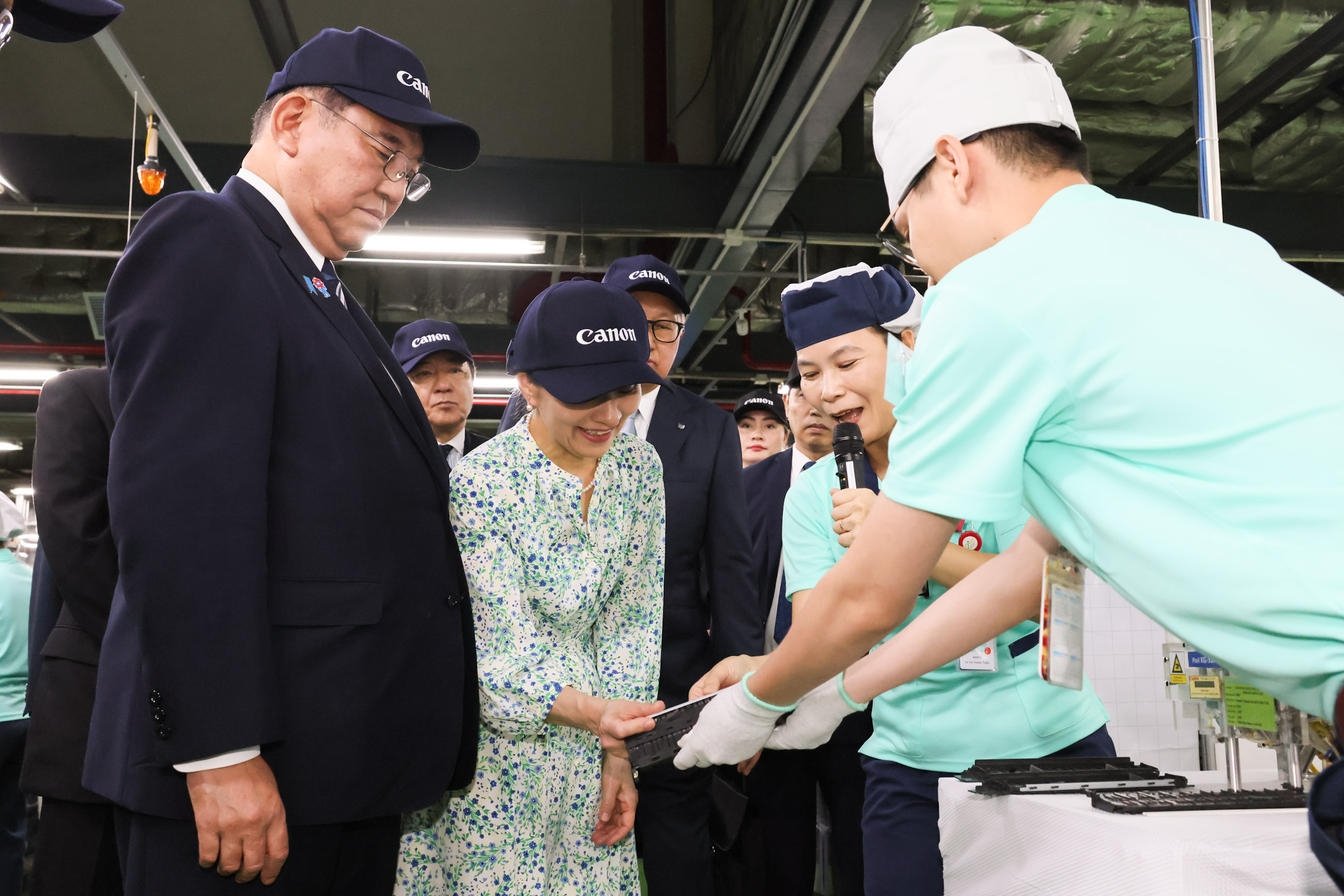 タンロン工業団地を視察する石破総理６