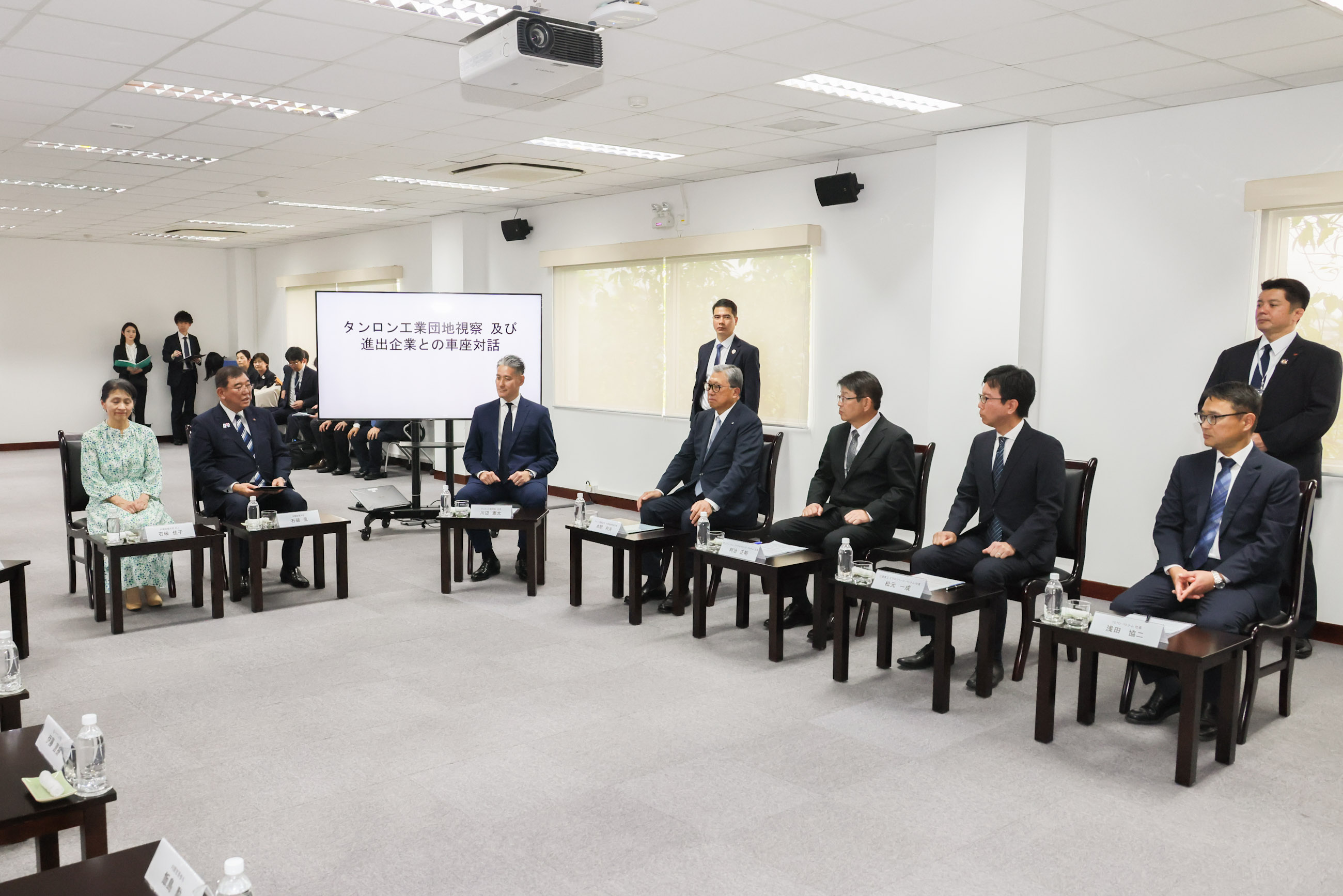 進出日系企業等と車座対話を行う石破総理３