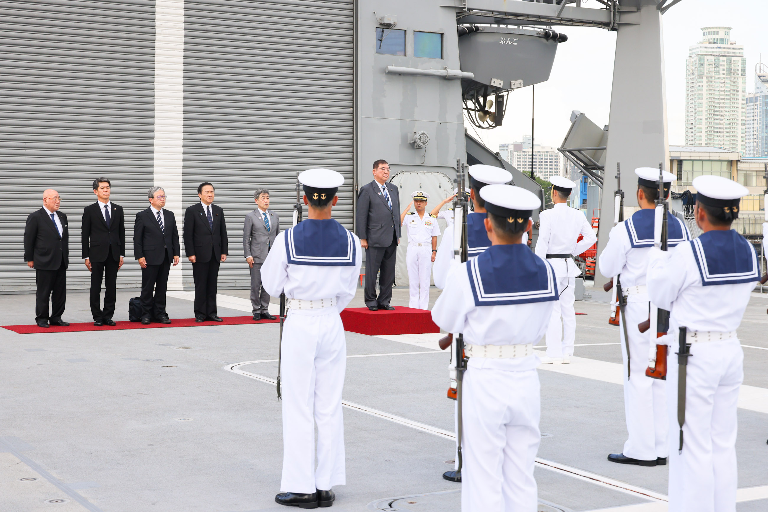 海上自衛隊艦艇で隊員を激励する石破総理２