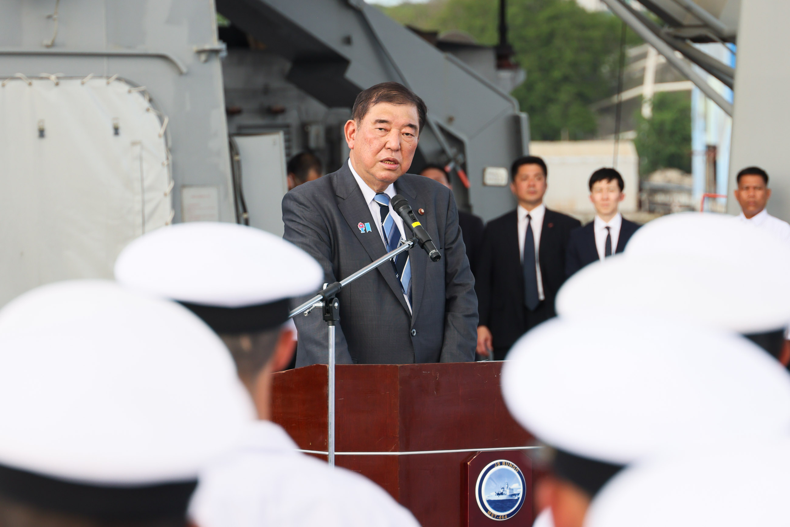海上自衛隊艦艇で隊員を激励する石破総理５