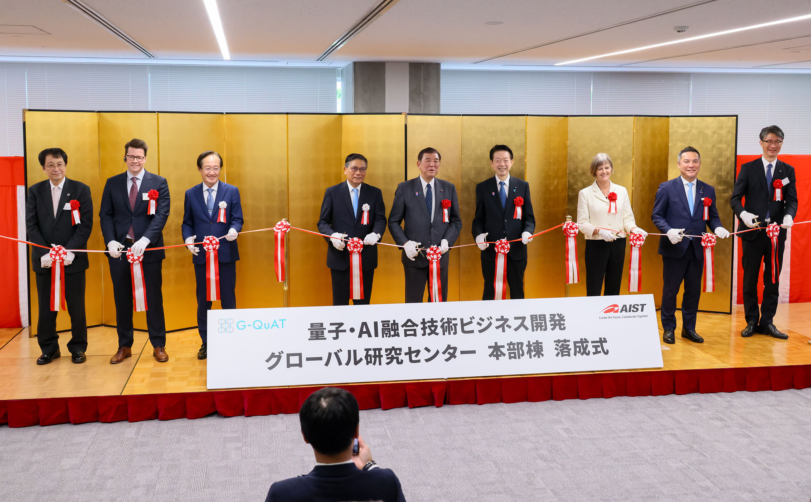 Ｇ－ＱｕＡＴ落成式に出席する石破総理１