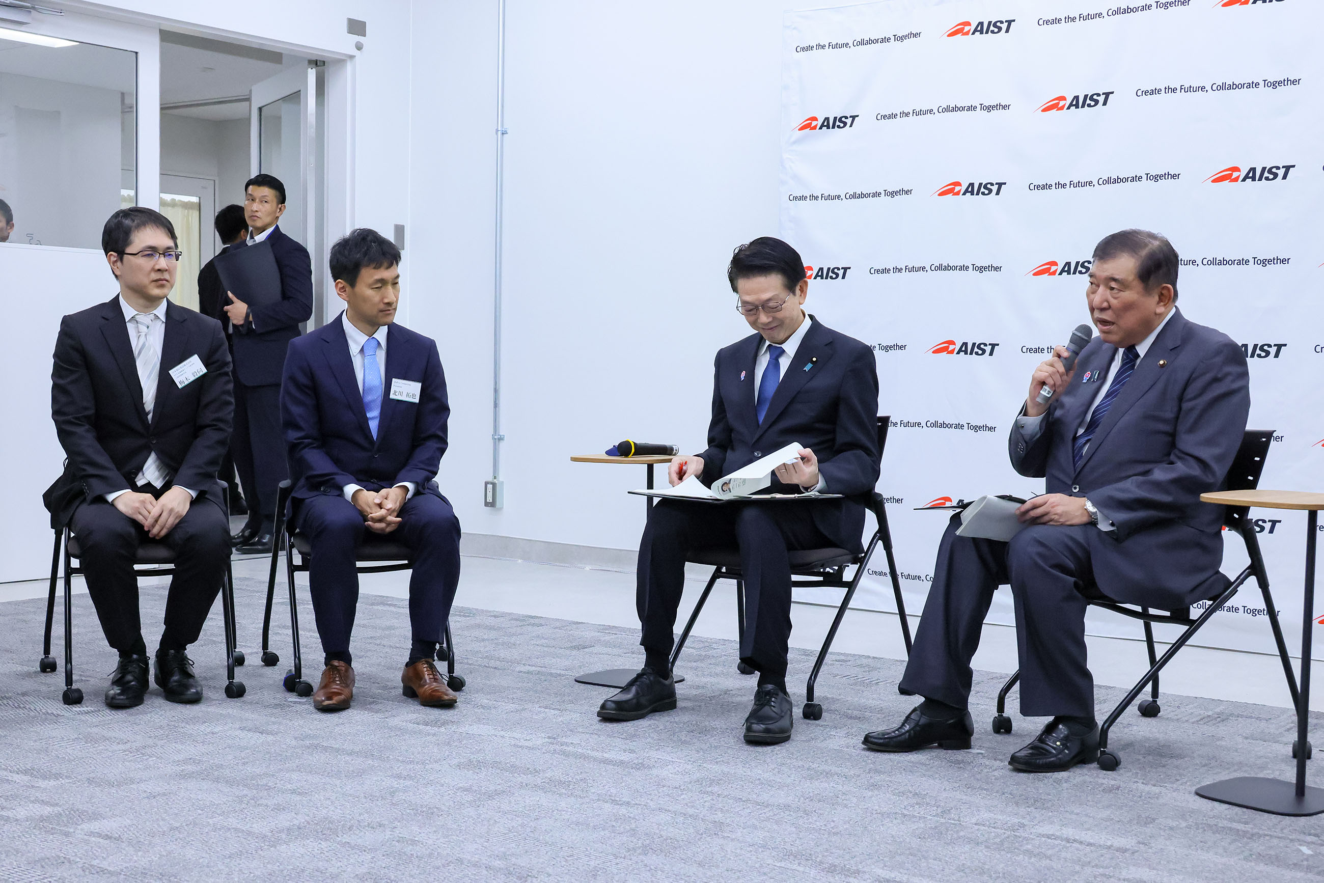 車座対話で発言する石破総理１