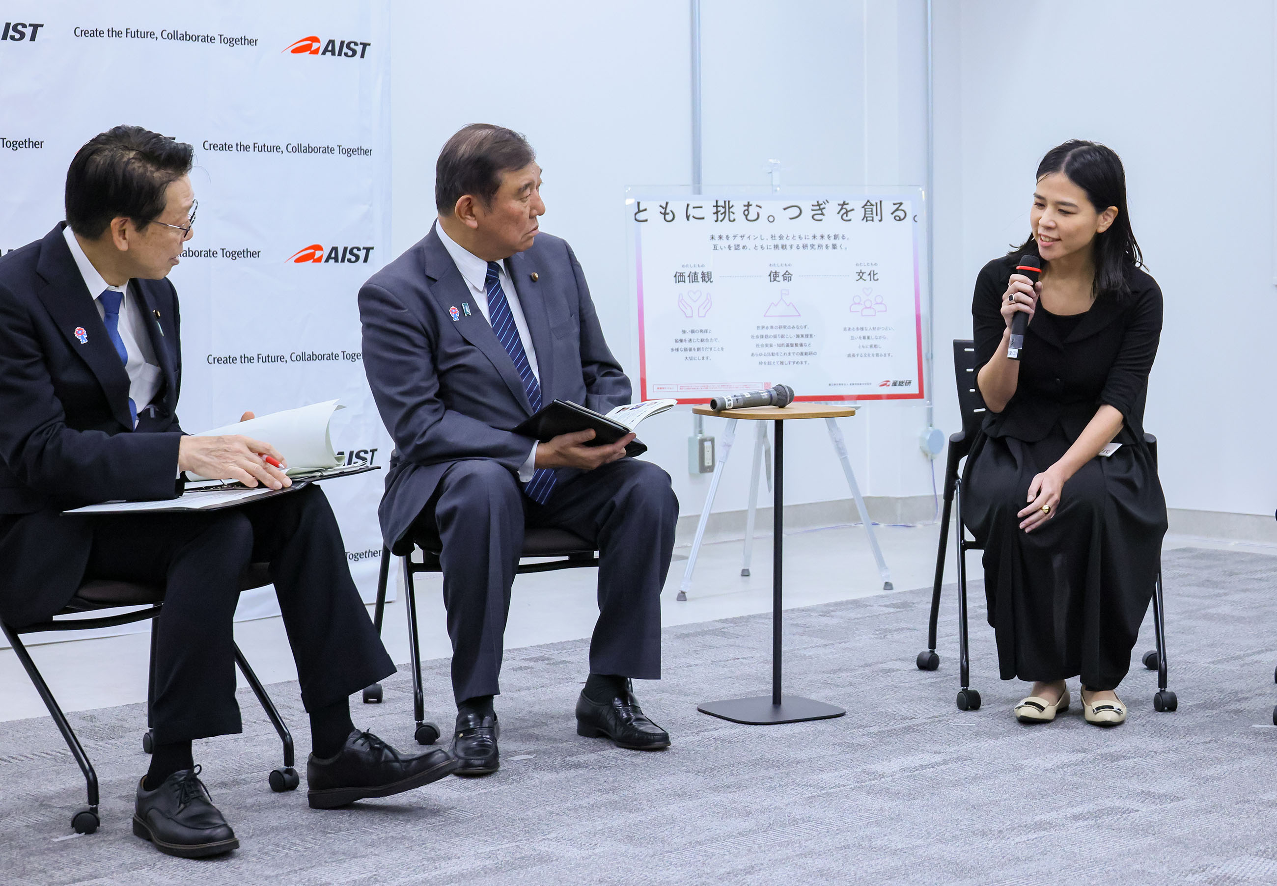 車座対話で話を聞く石破総理１