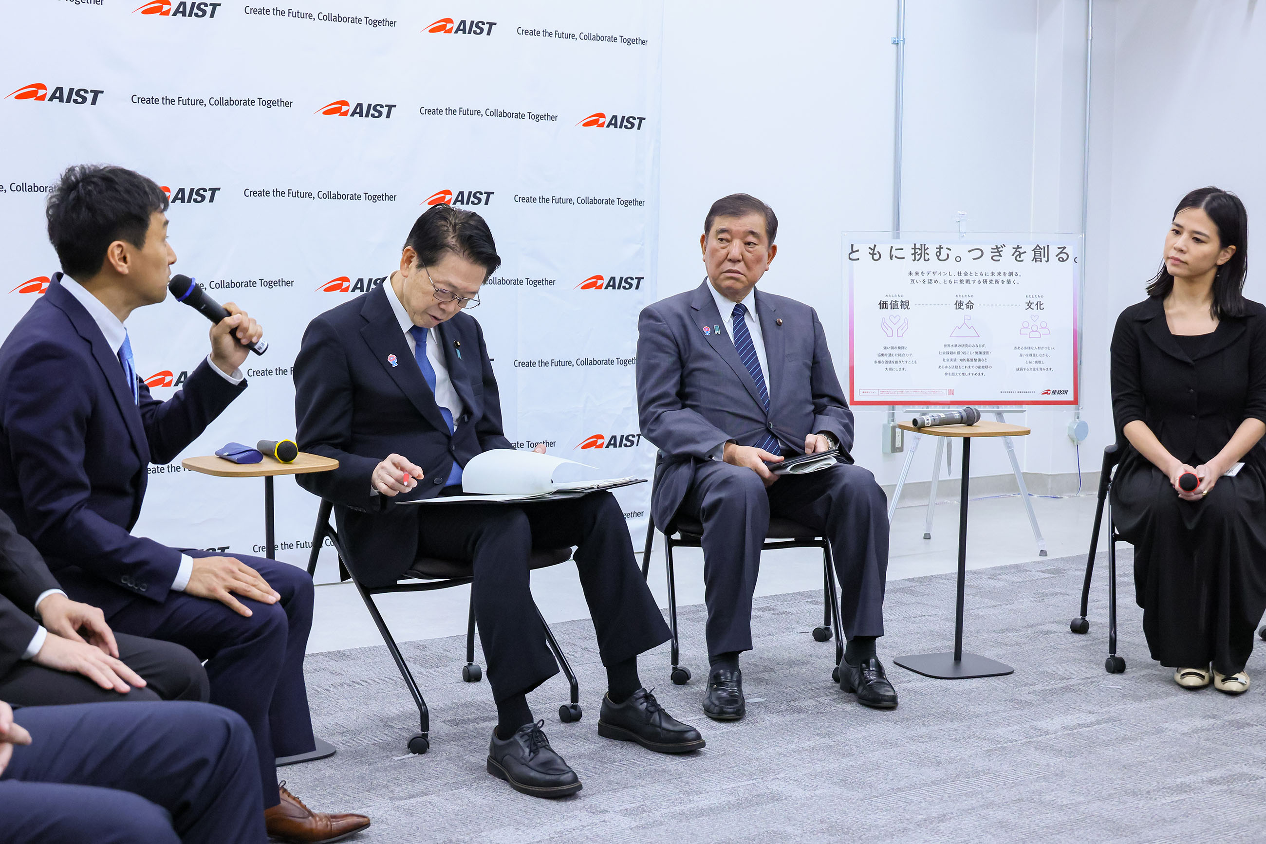 車座対話で話を聞く石破総理２