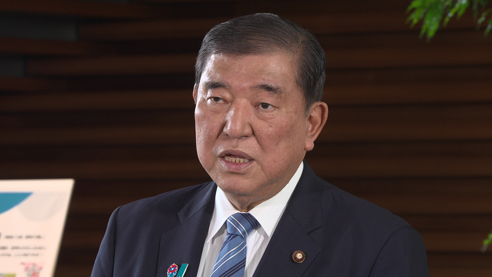 記者の質問に答える石破総理