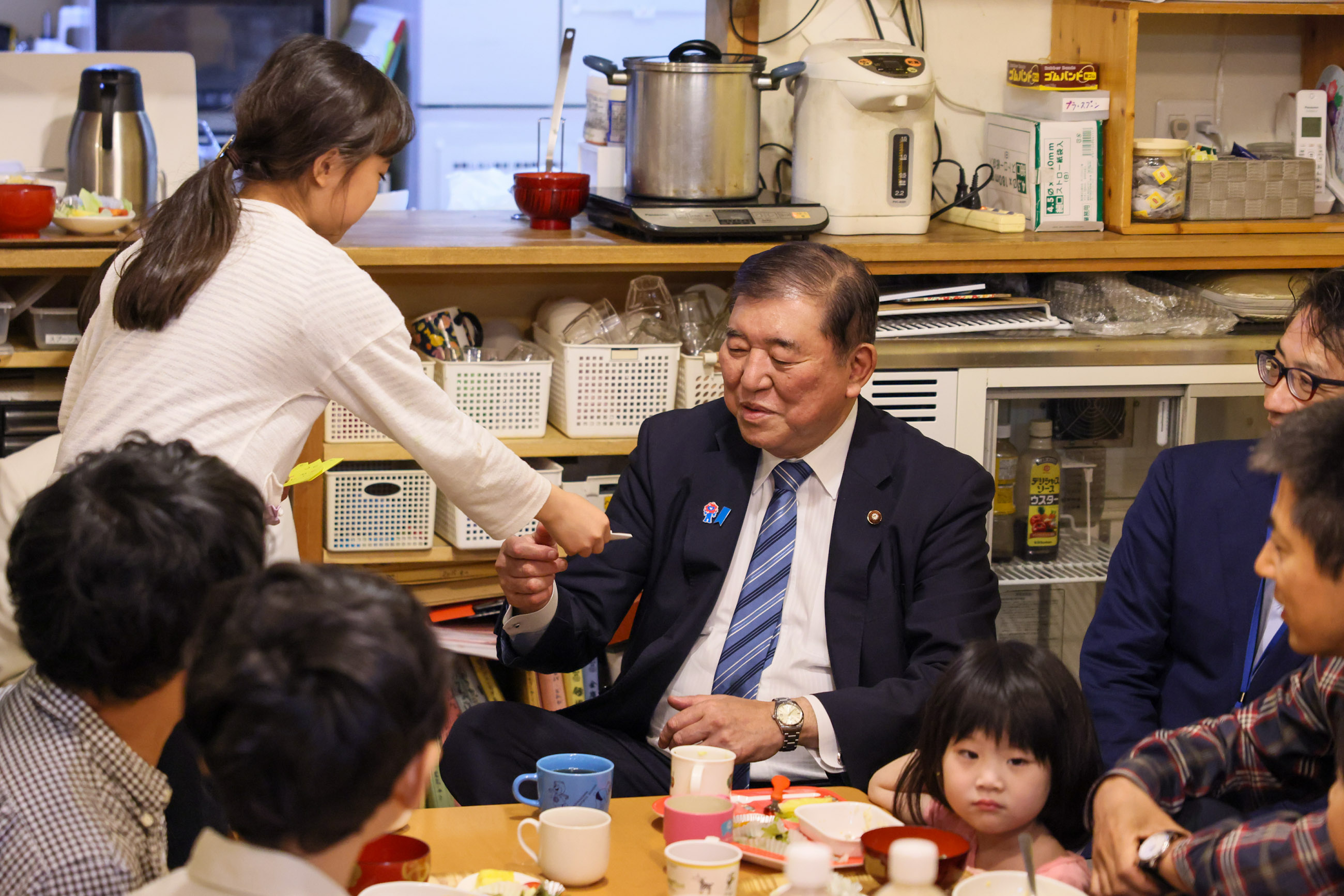 視察する石破総理５