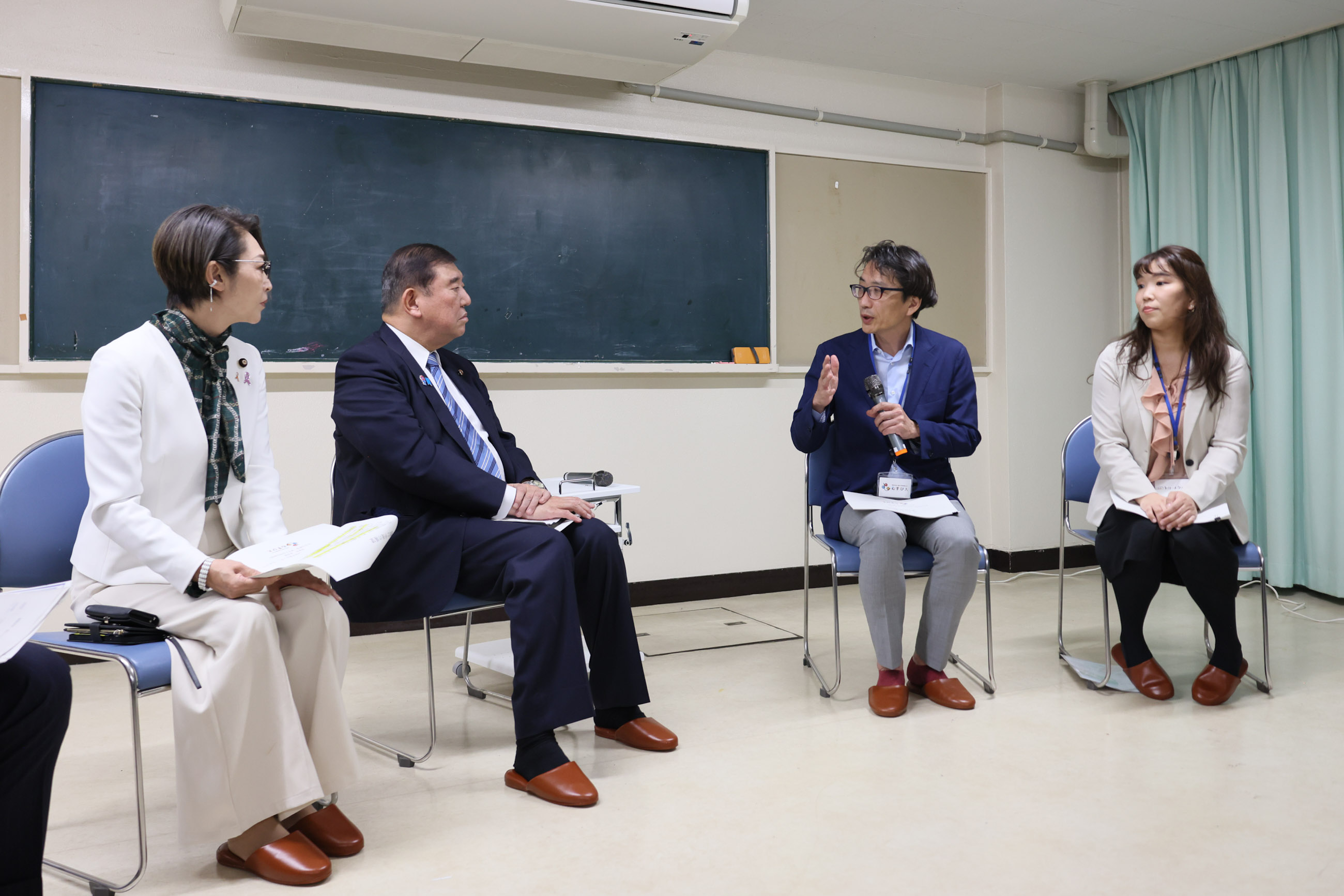 説明を受ける石破総理１