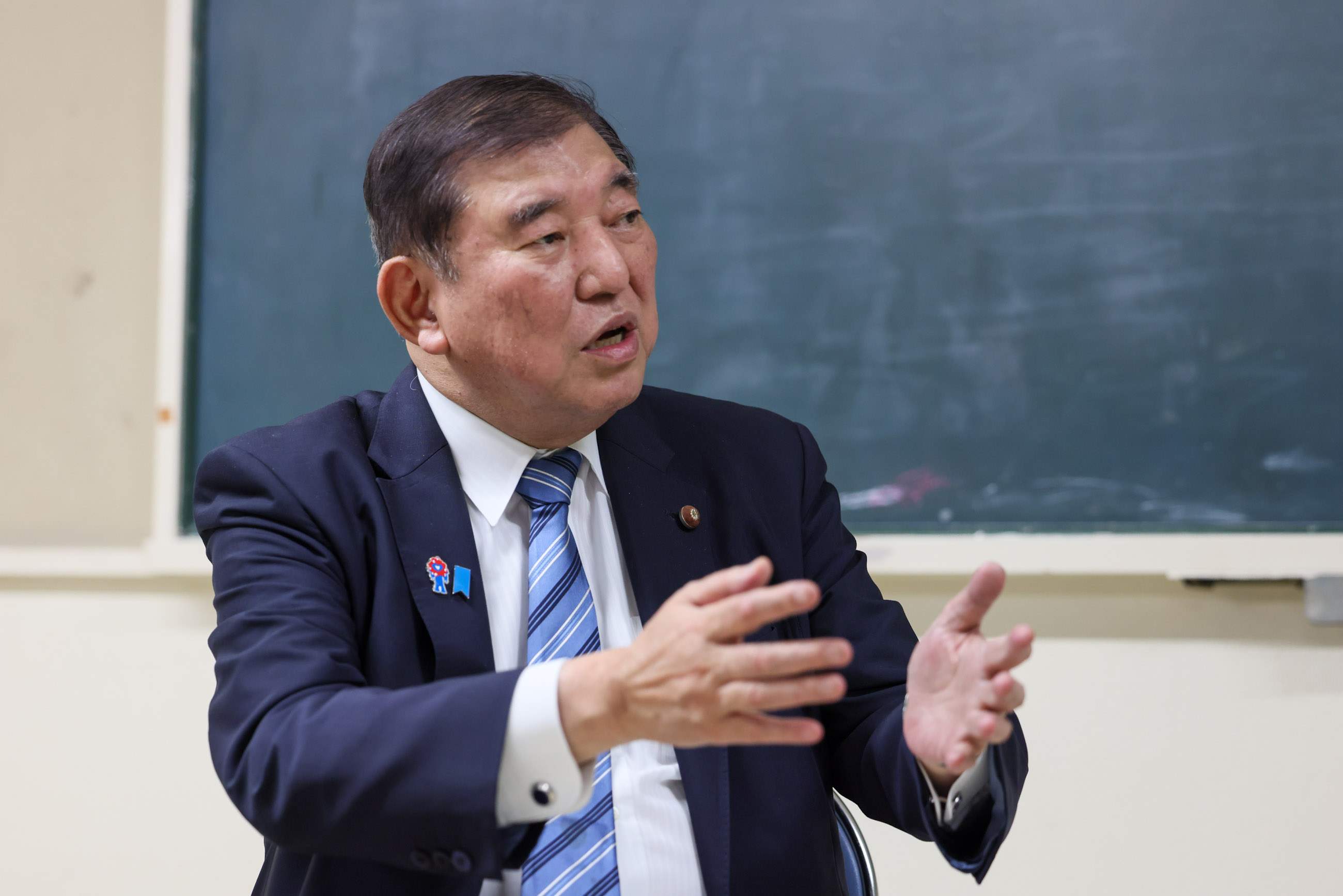 説明を受ける石破総理２