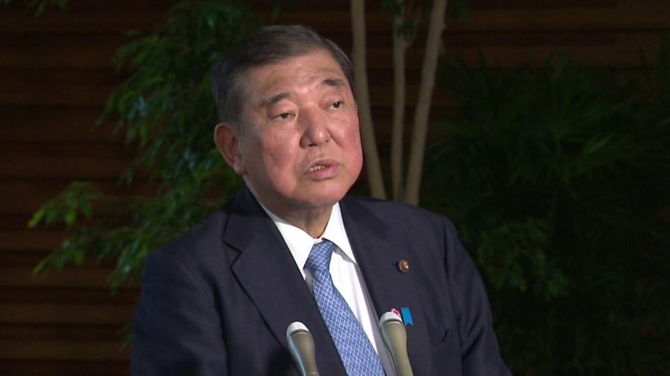記者の質問に答える石破総理