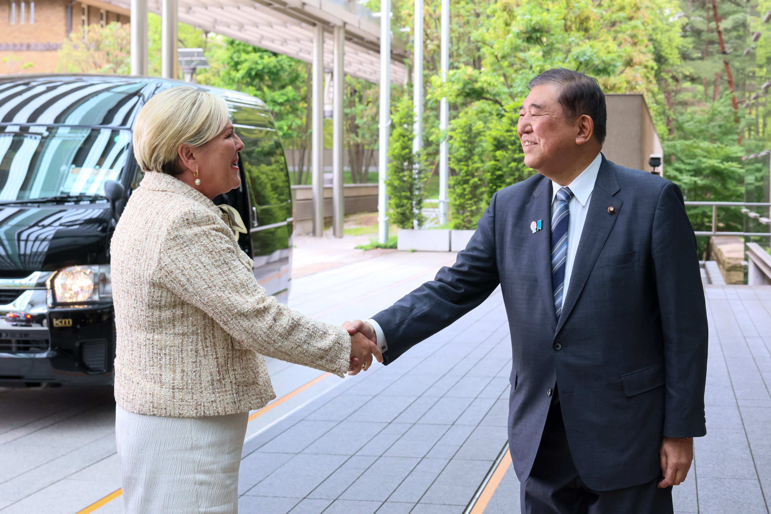 大統領を出迎える石破総理