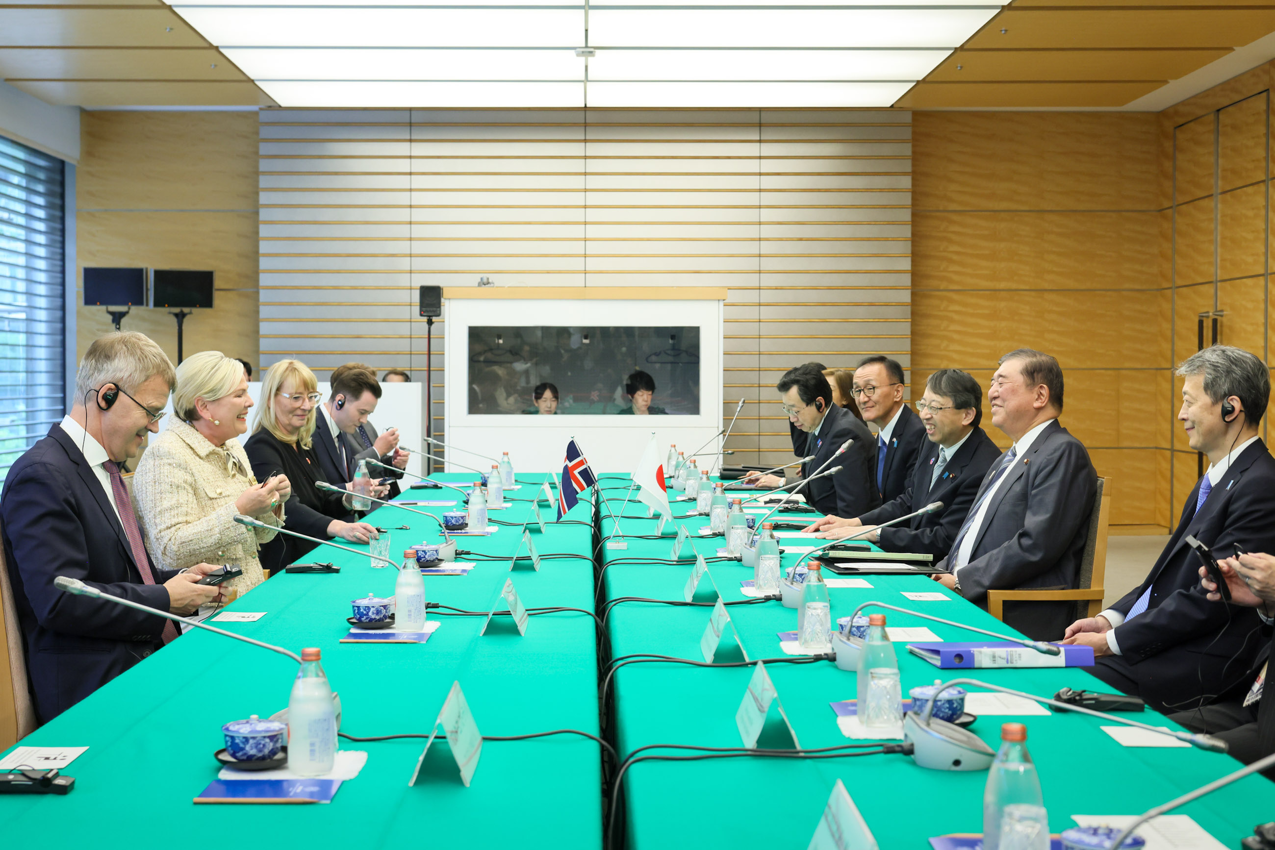 トーマスドッティル大統領と会談する石破総理２
