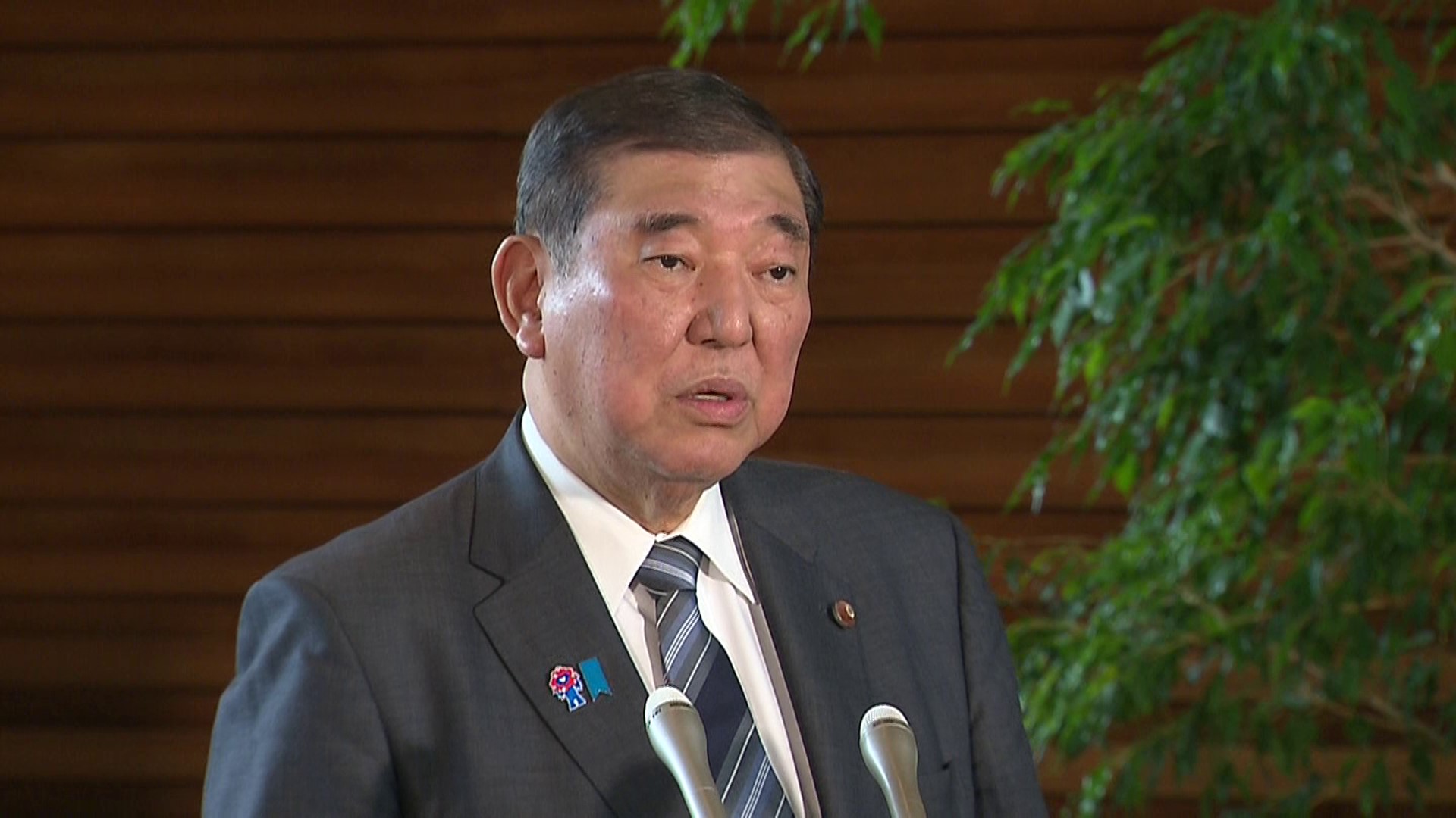 記者の質問に答える石破総理