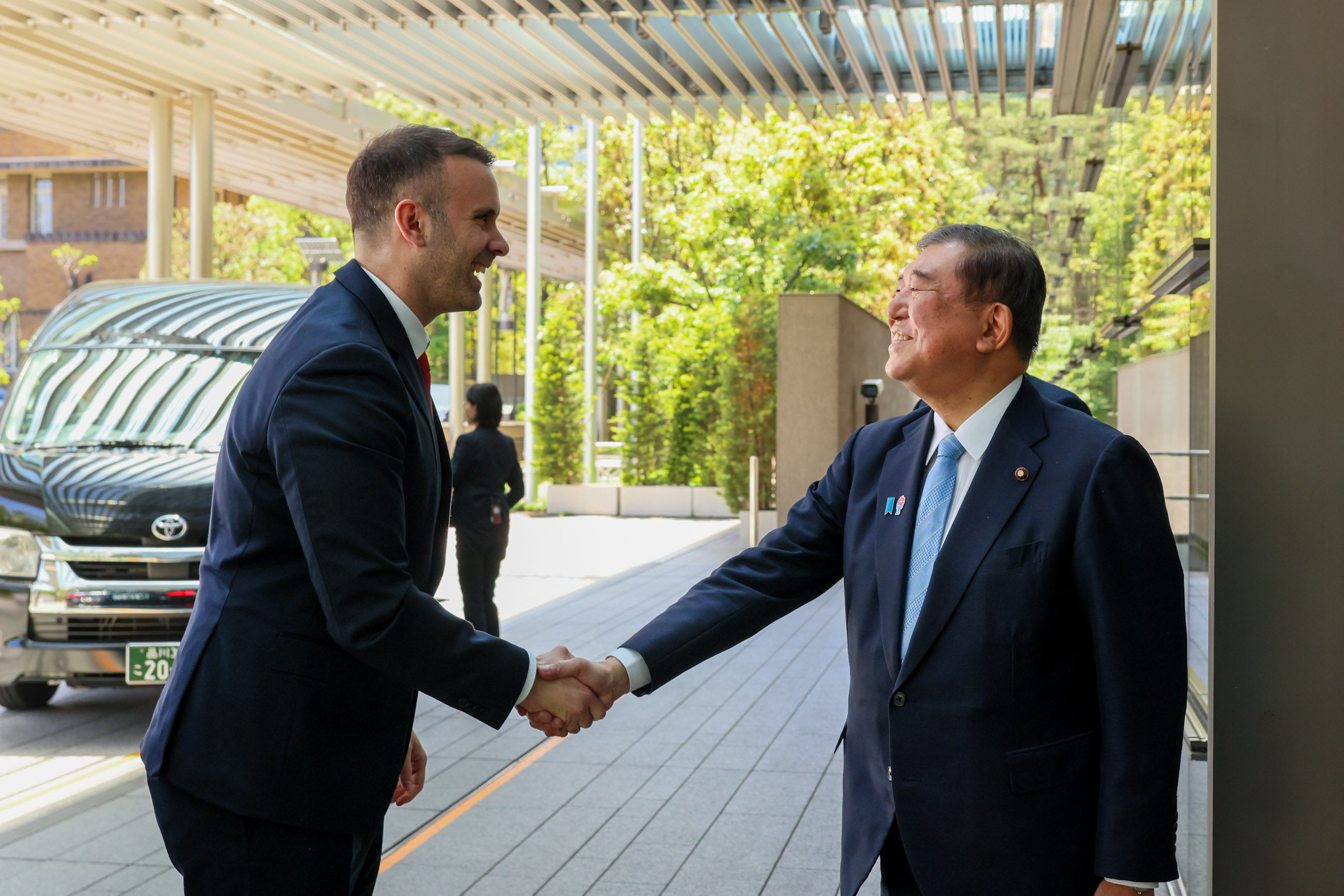 スパイッチ首相を出迎える石破総理