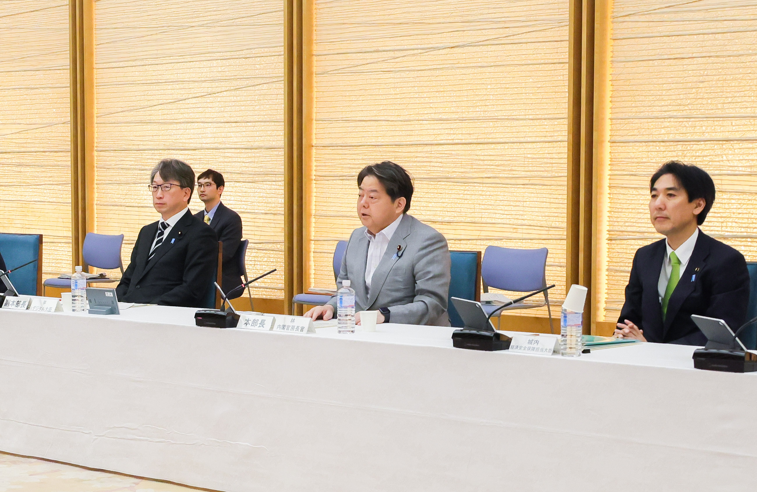 会議のまとめを行う林官房長官１