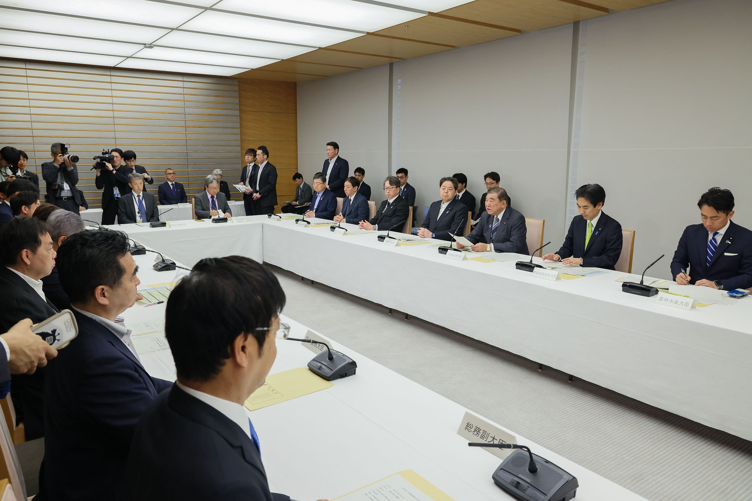 会議のまとめを行う石破総理３