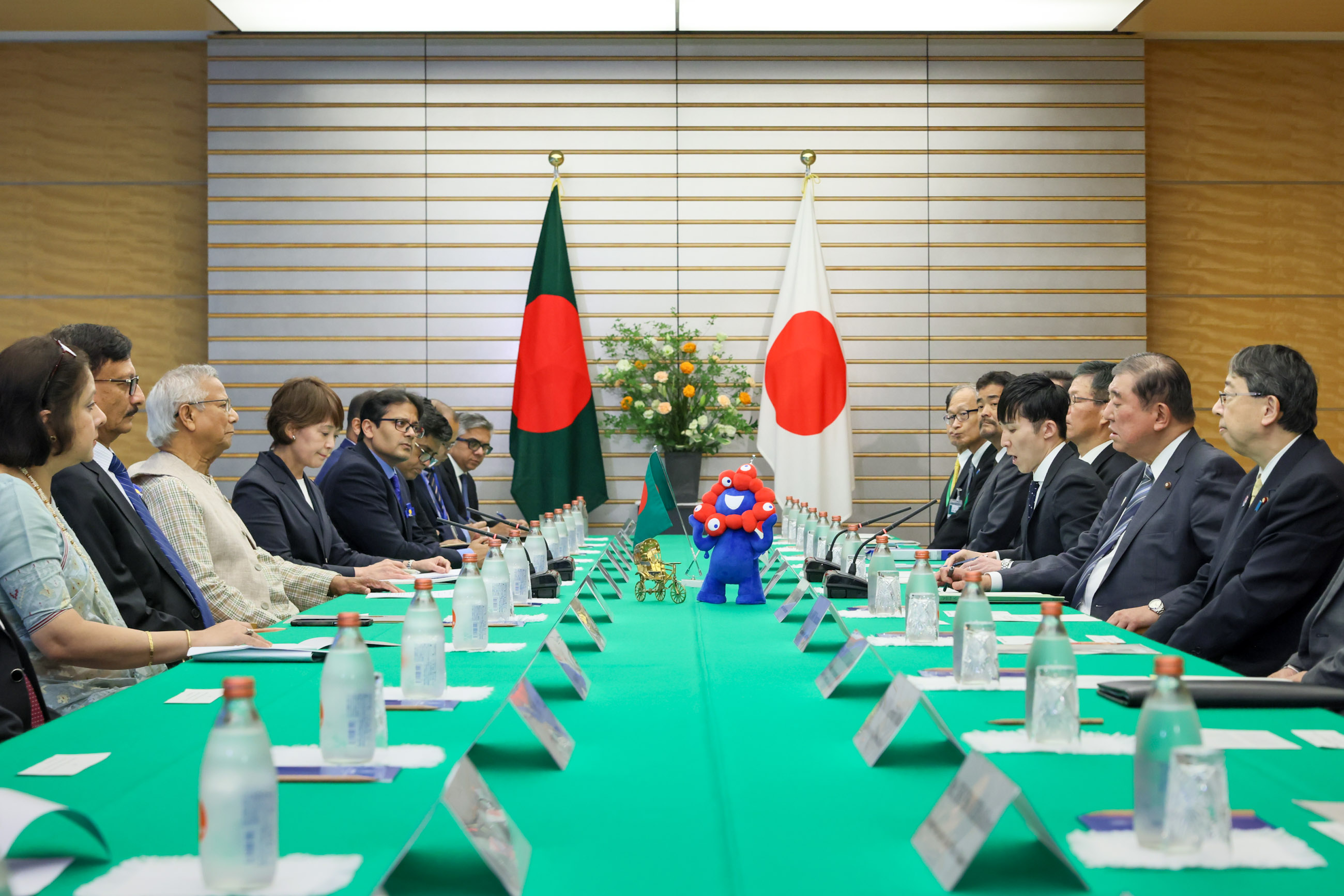 ユヌス暫定政権首席顧問と会談する石破総理２