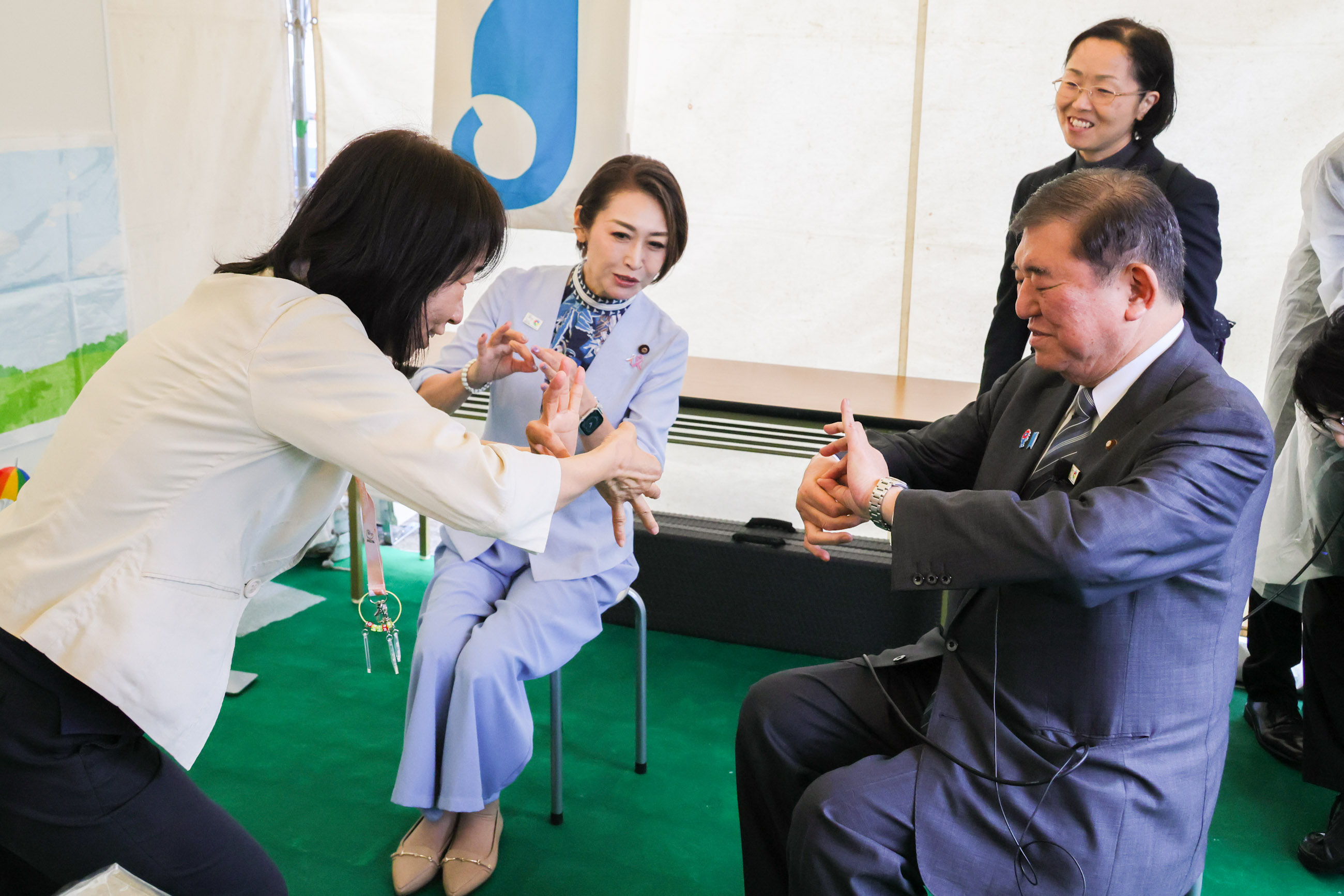 視察する石破総理１