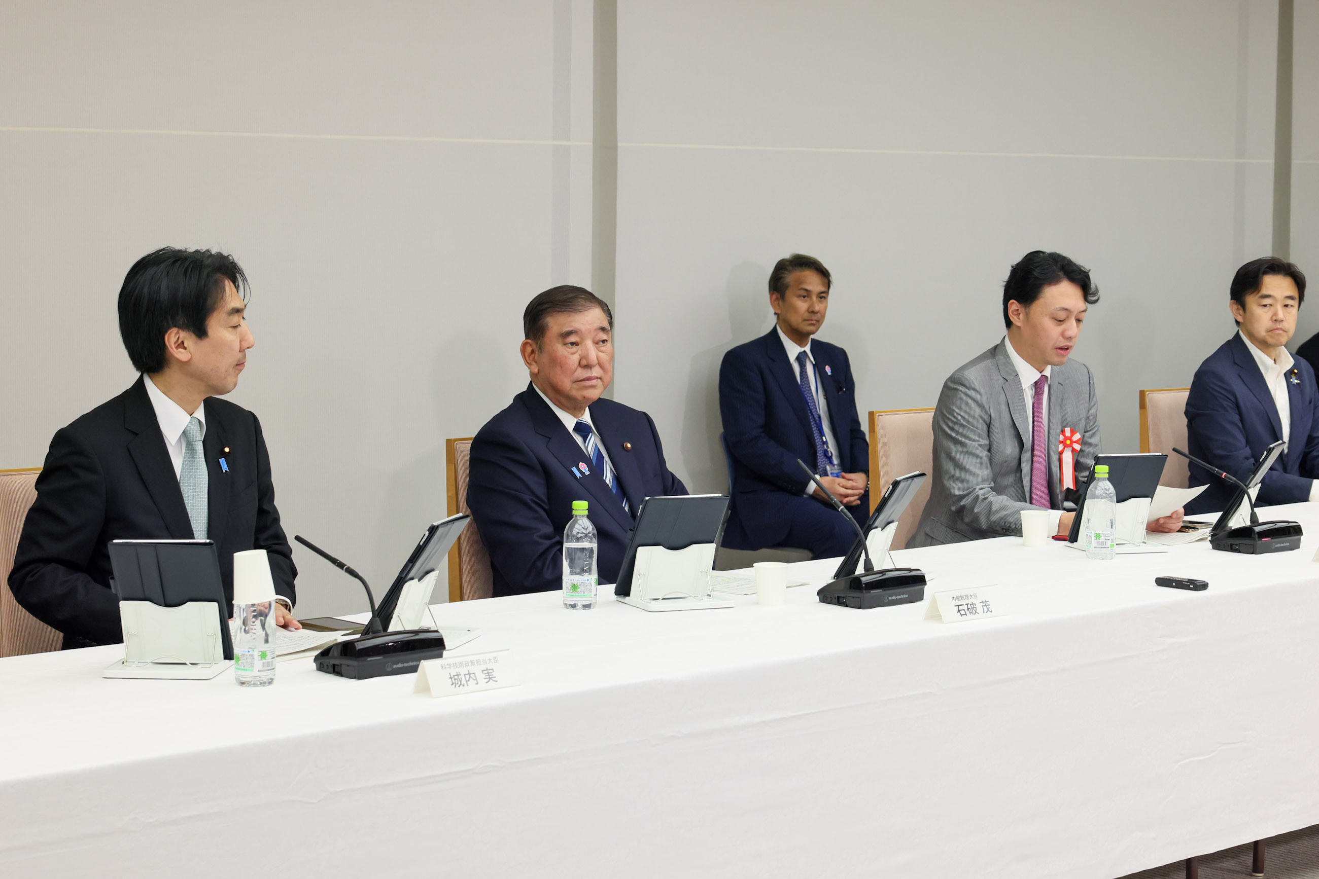 会議のまとめを行う石破総理２