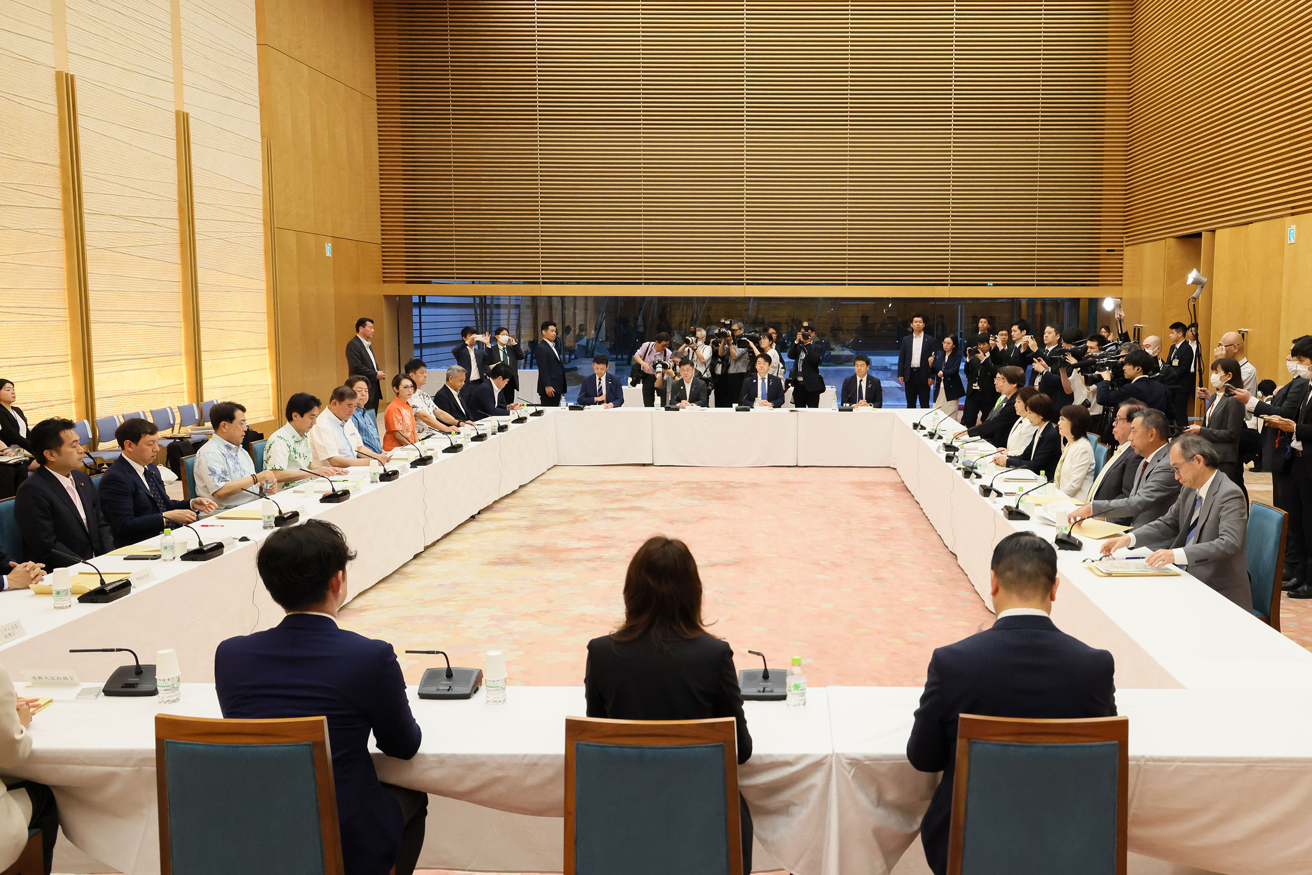 会議のまとめを行う石破総理３