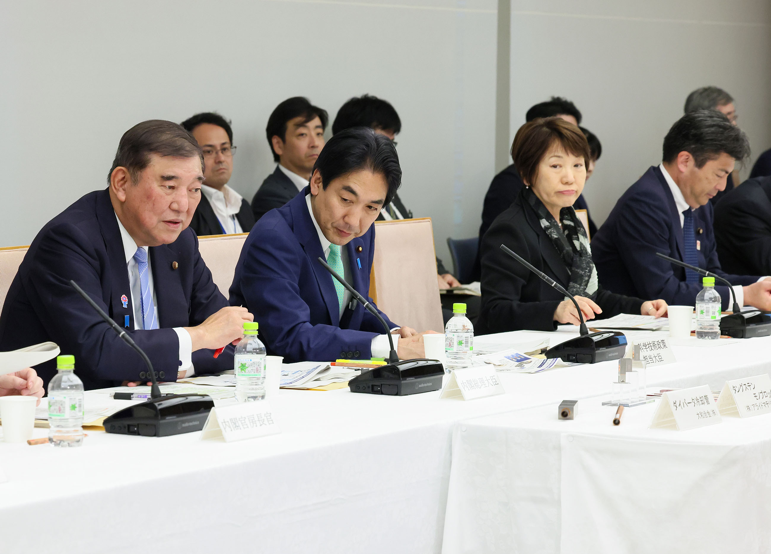 会議に臨む石破総理２