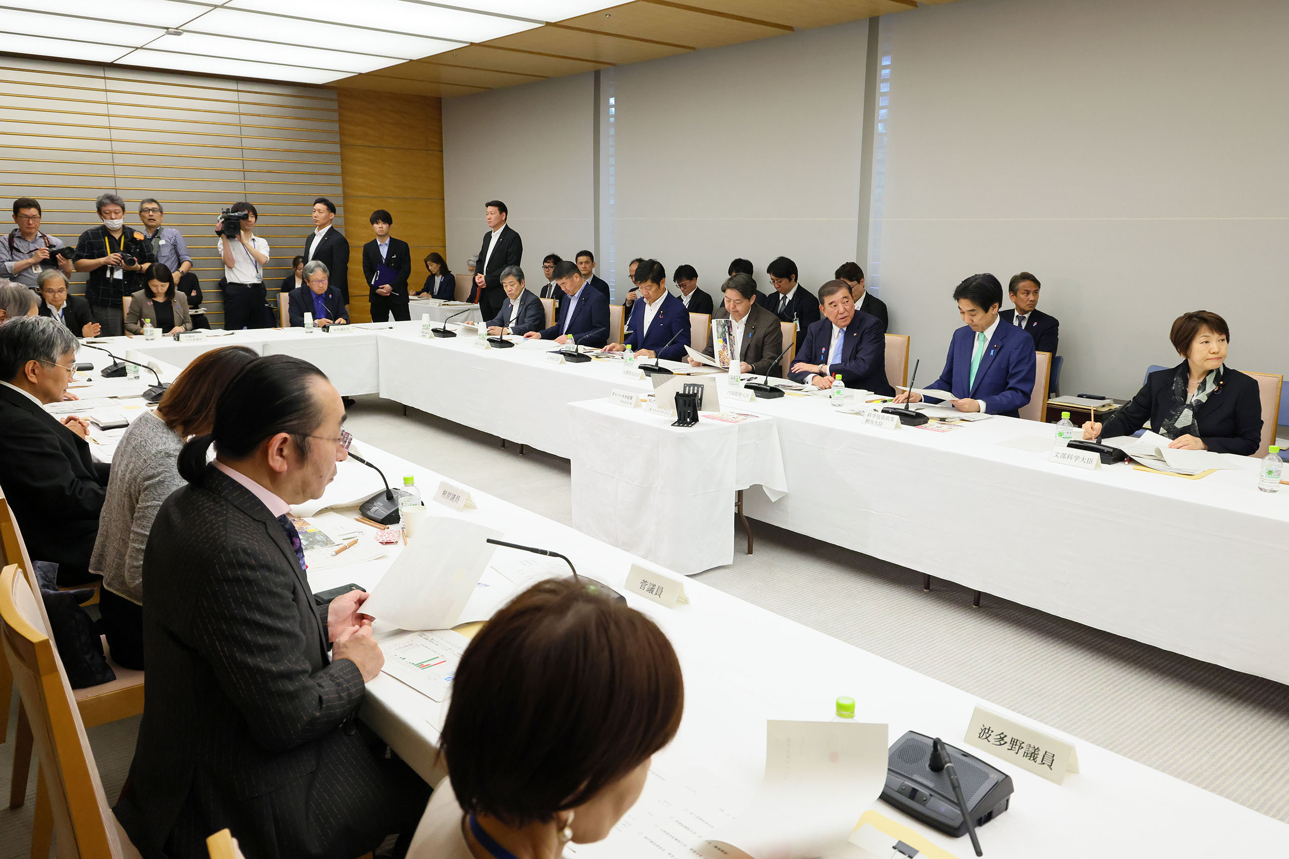 会議に臨む石破総理３