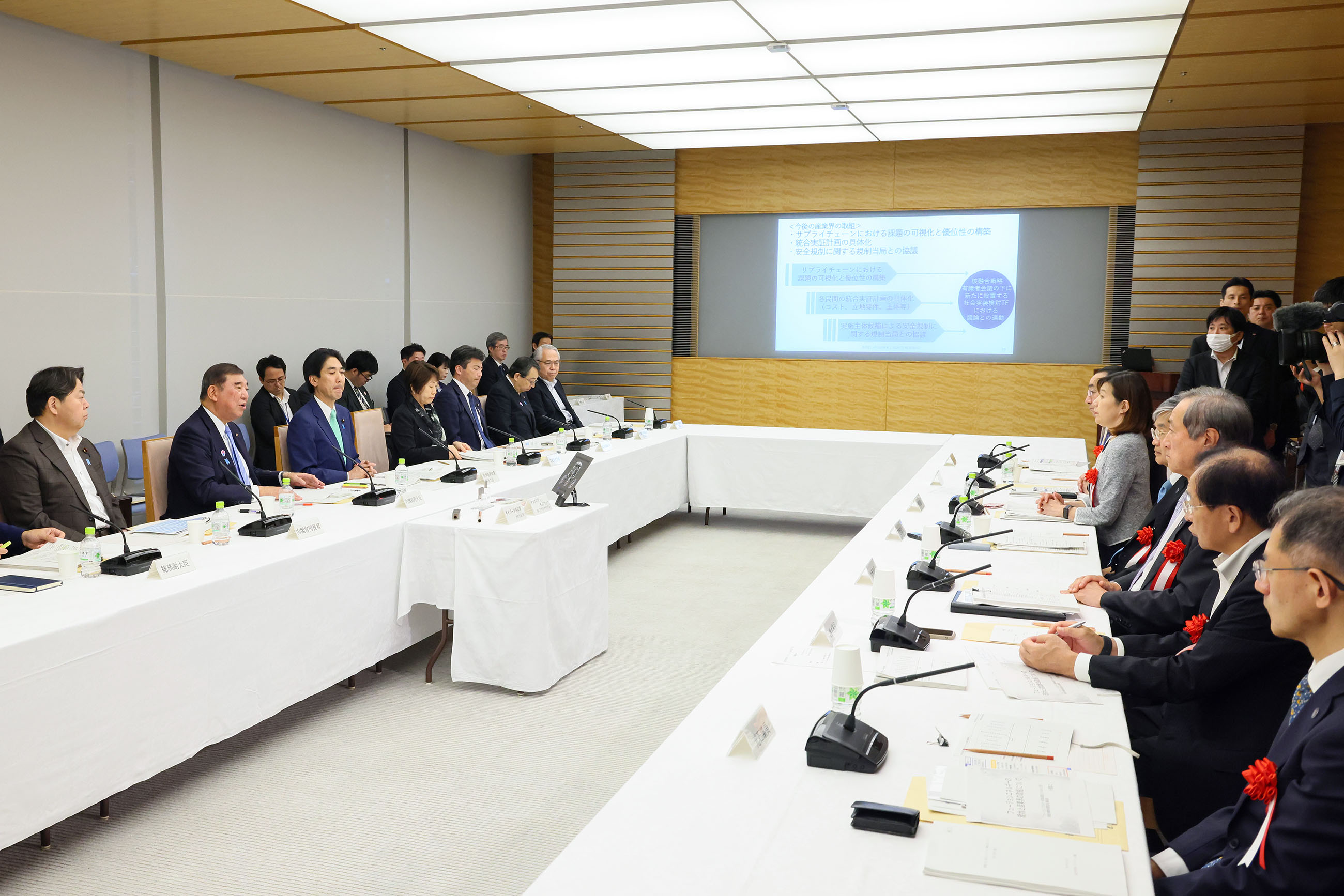 会議に臨む石破総理４