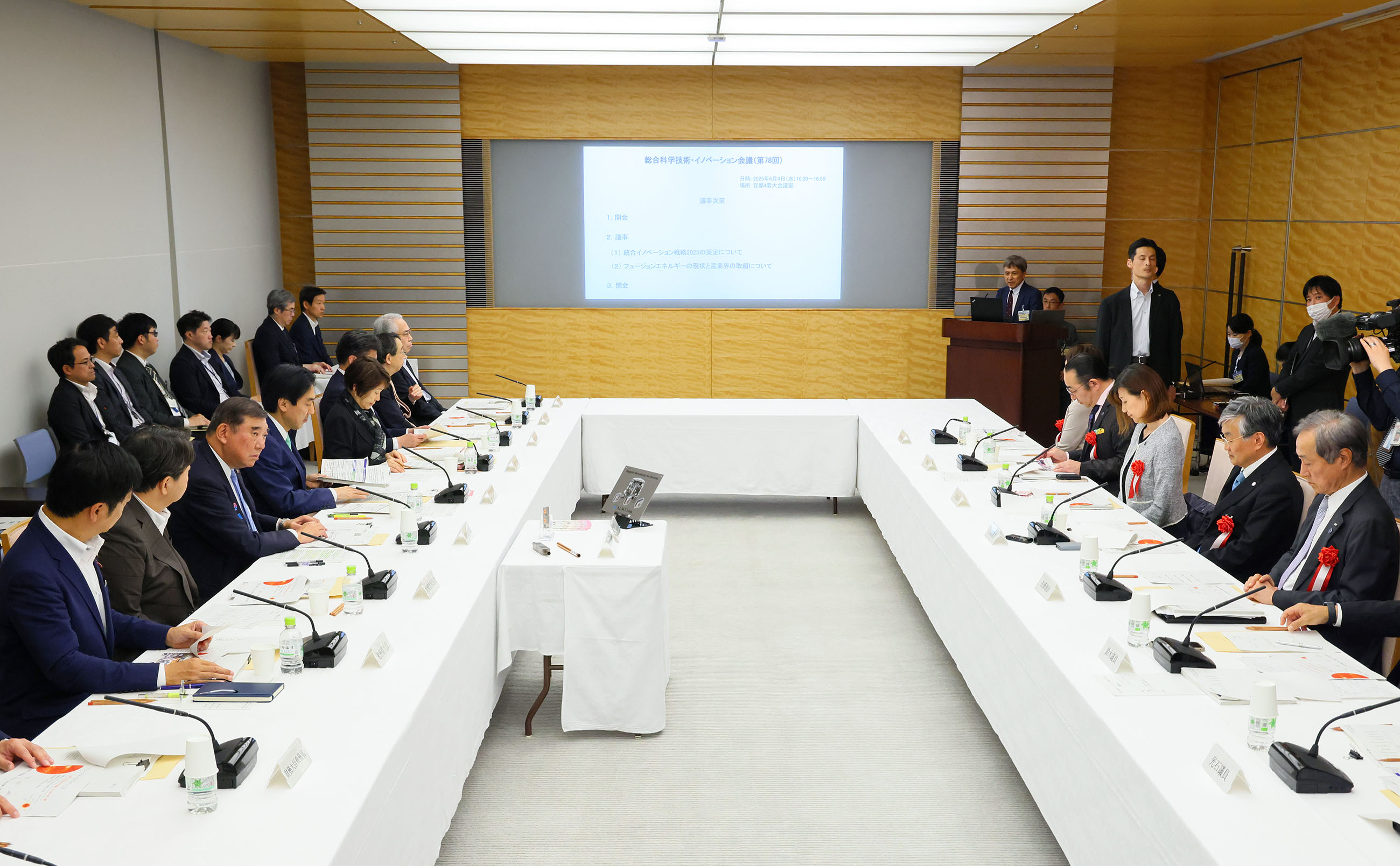 会議に臨む石破総理５