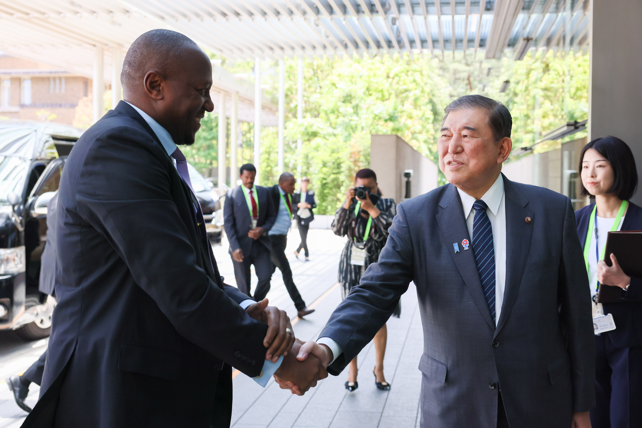 ドラミニ首相を出迎える石破総理１