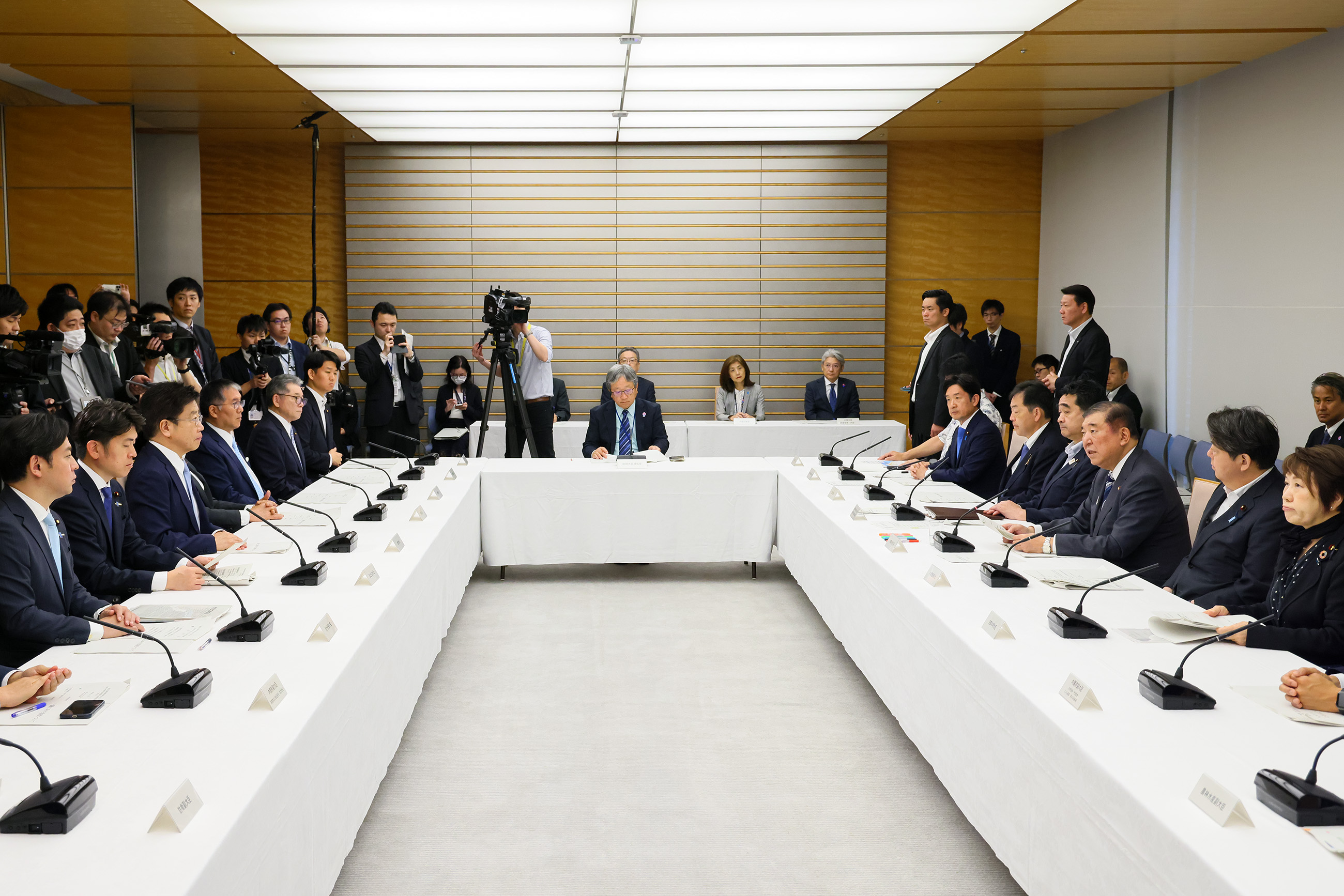 会議のまとめを行う石破総理２