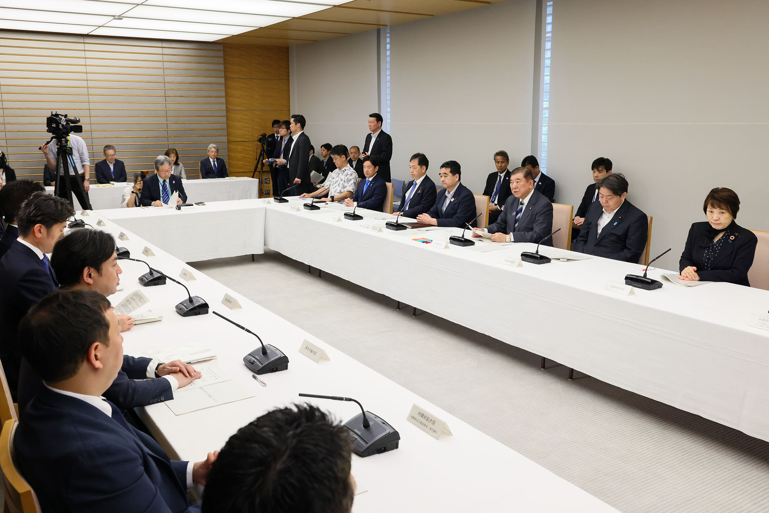 会議のまとめを行う石破総理３