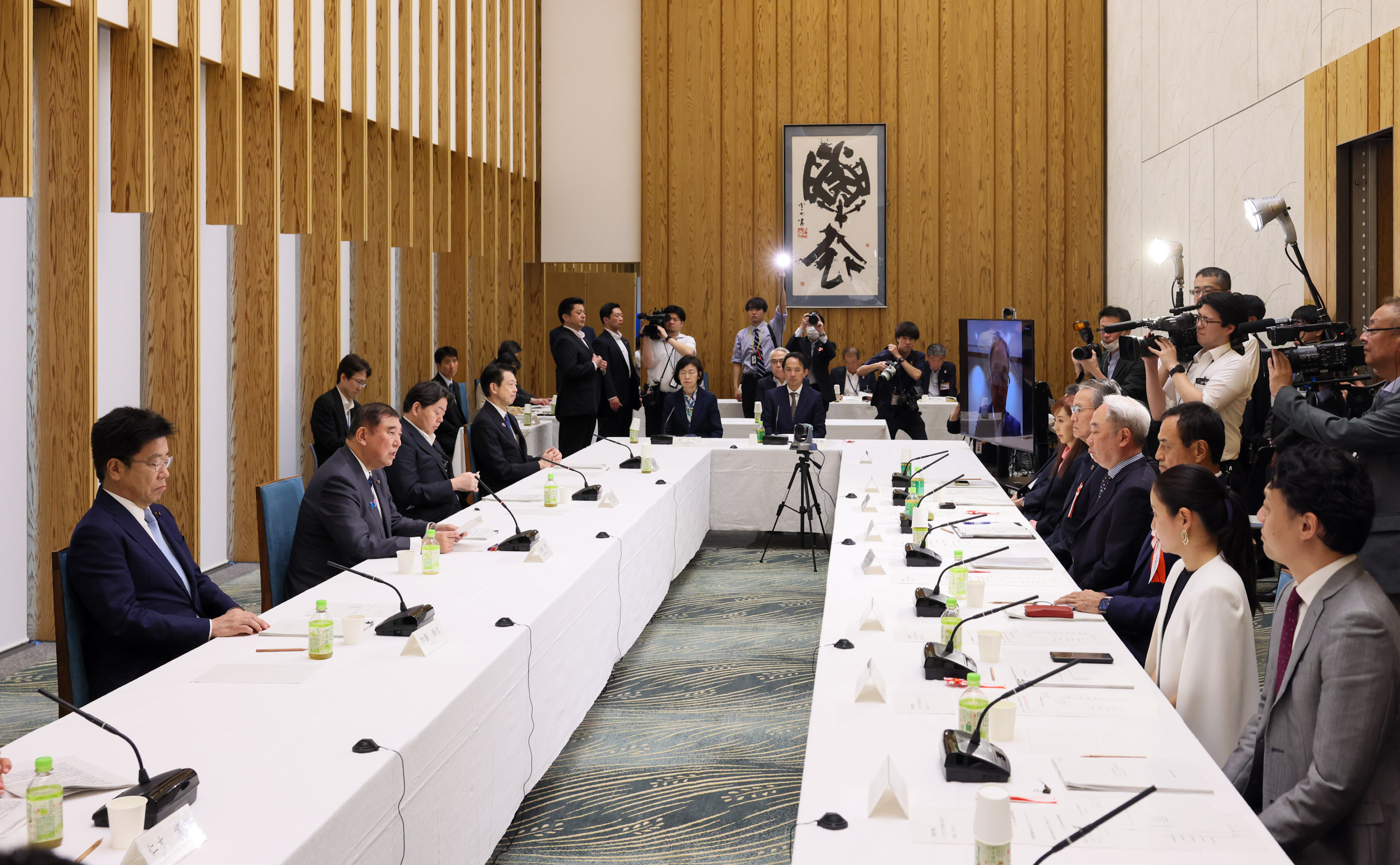 会議のまとめを行う石破総理２