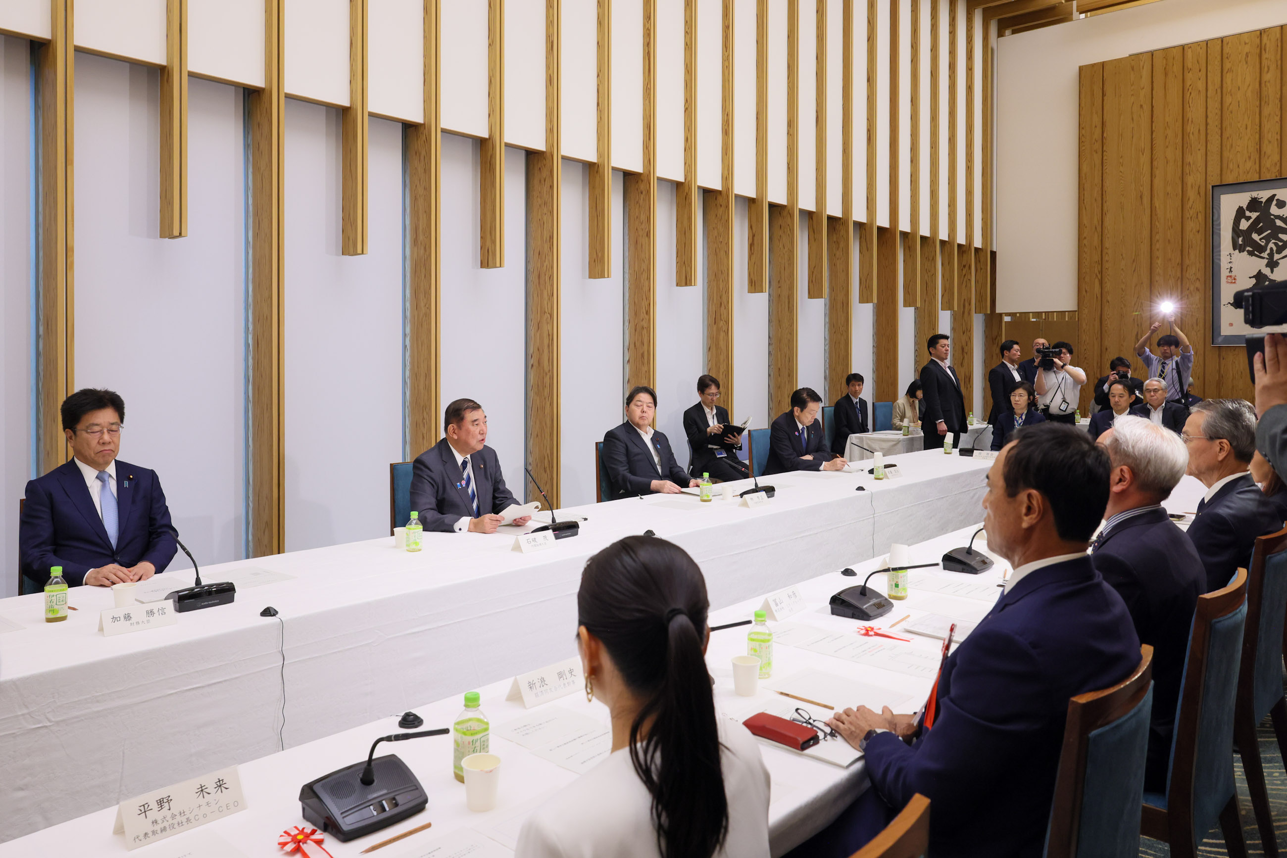 会議のまとめを行う石破総理３