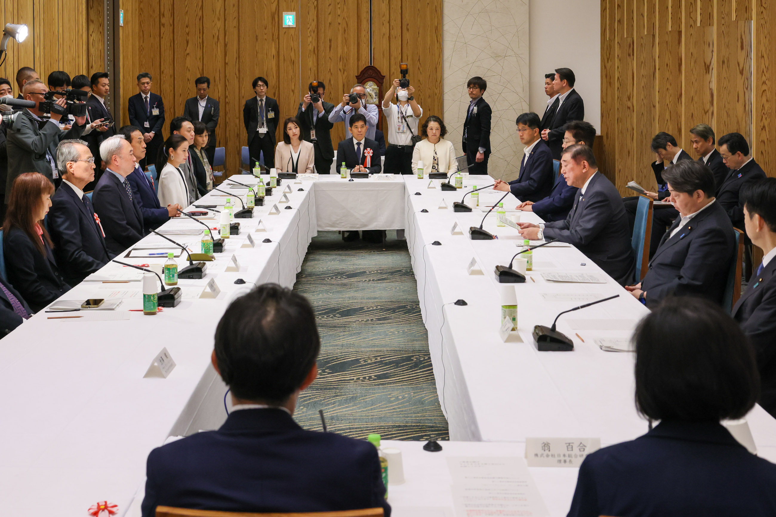 会議のまとめを行う石破総理４