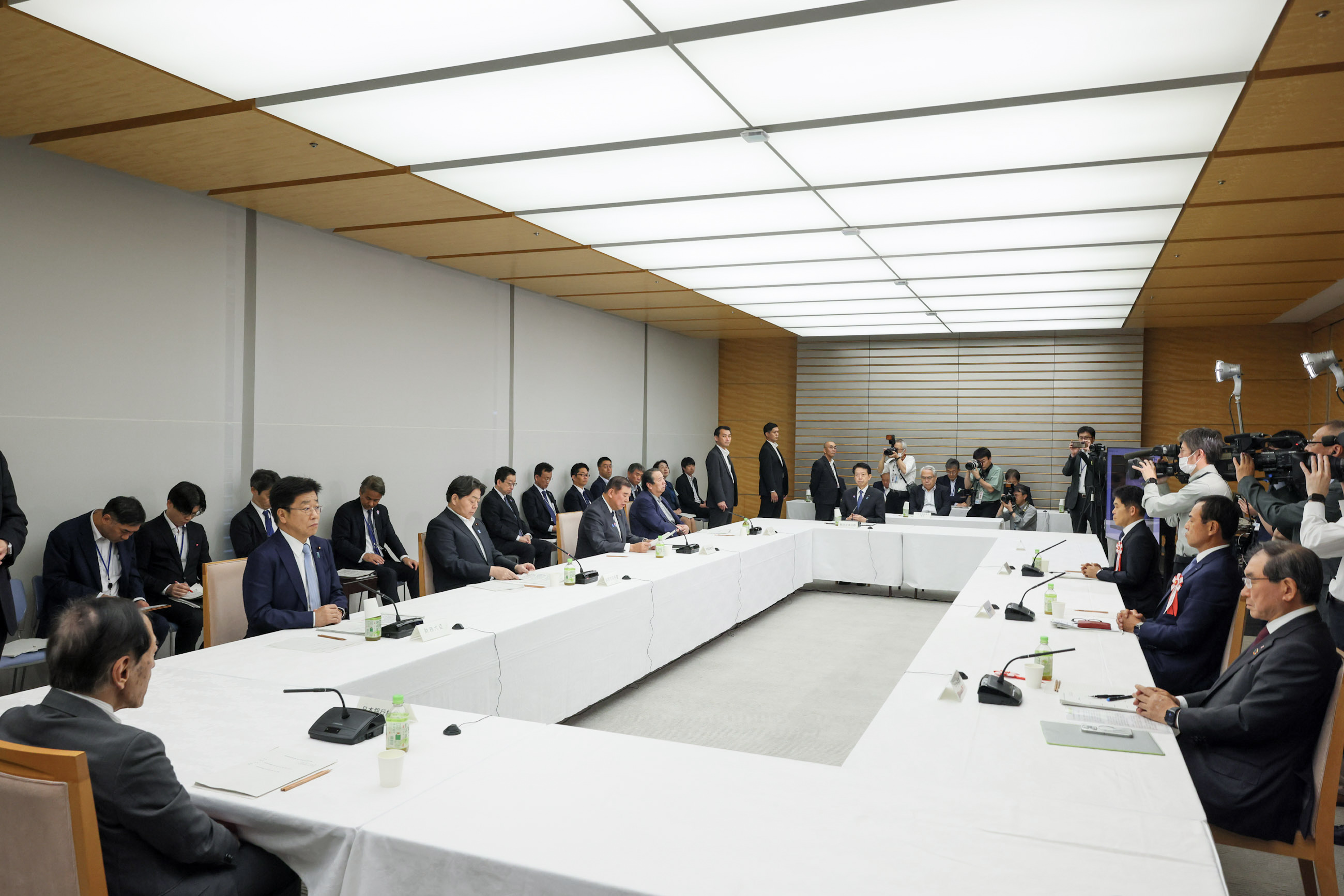 会議のまとめを行う石破総理３