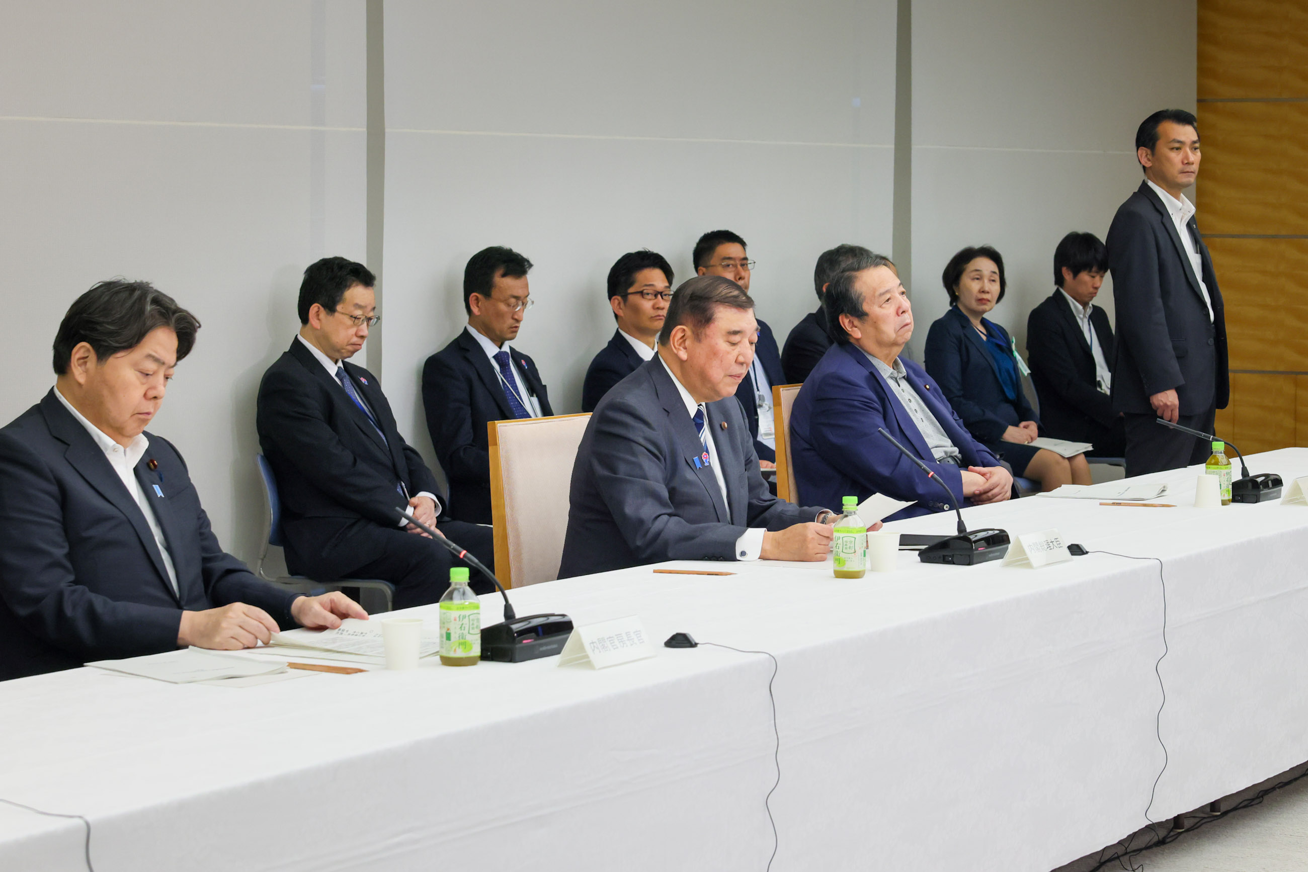 会議のまとめを行う石破総理４