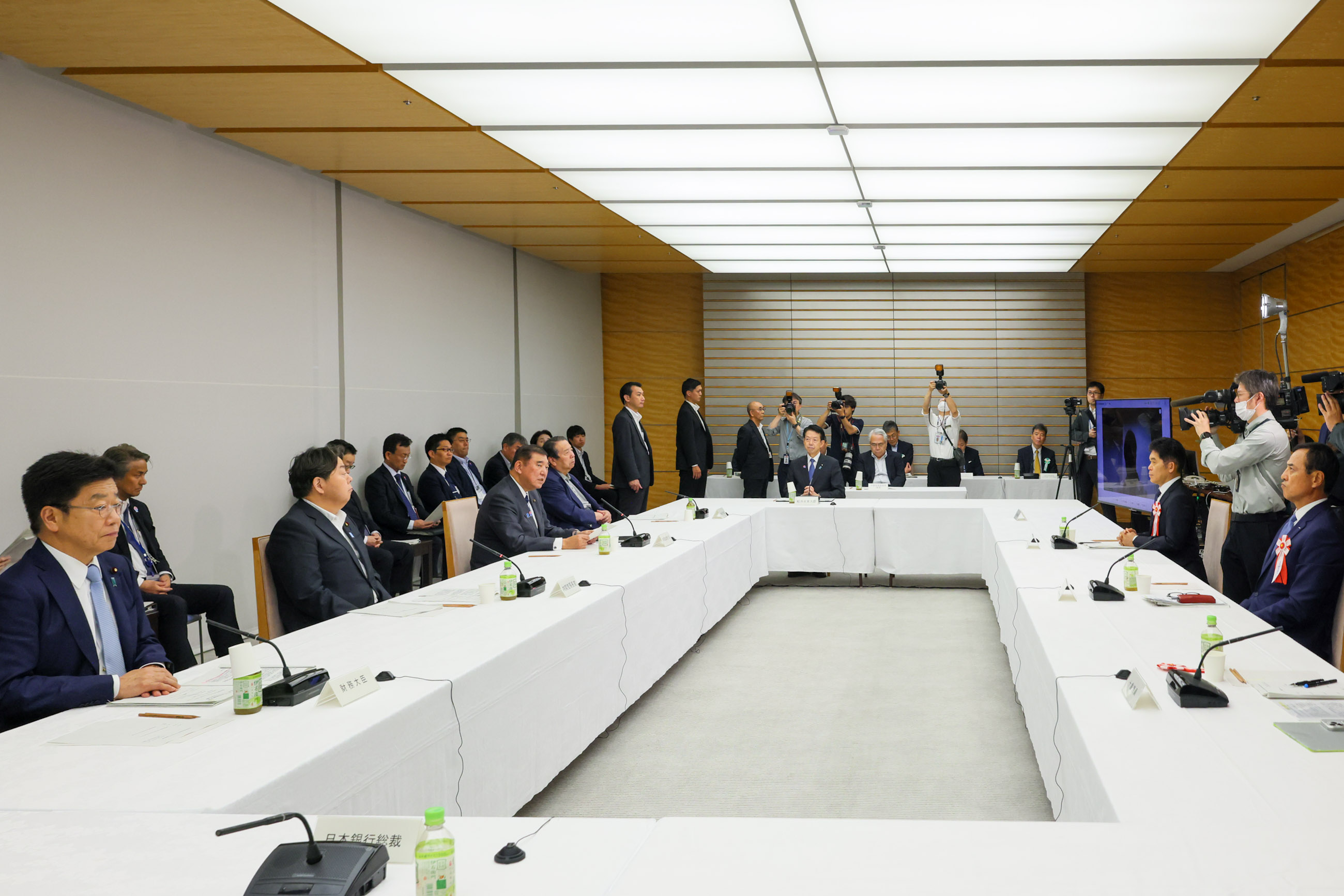 会議のまとめを行う石破総理５