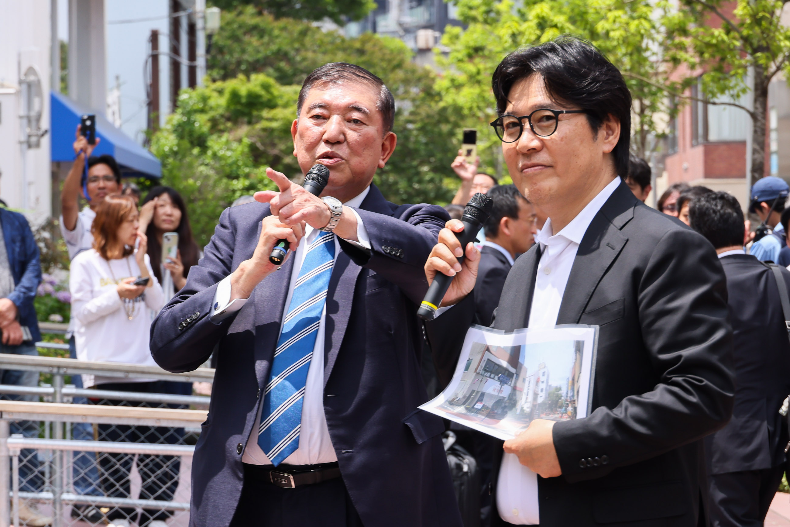 馬場川通りを視察する石破総理１