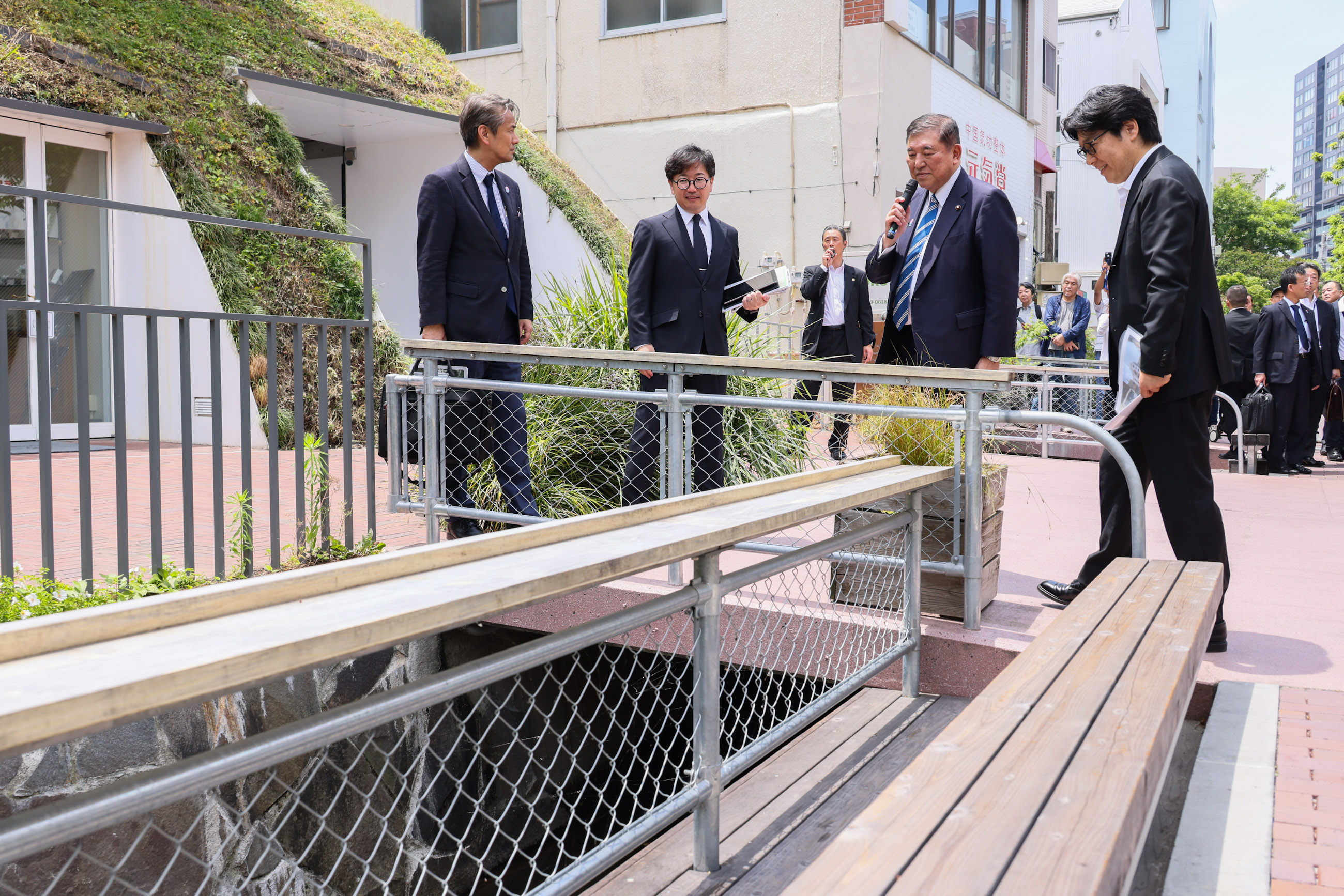 馬場川通りを視察する石破総理３