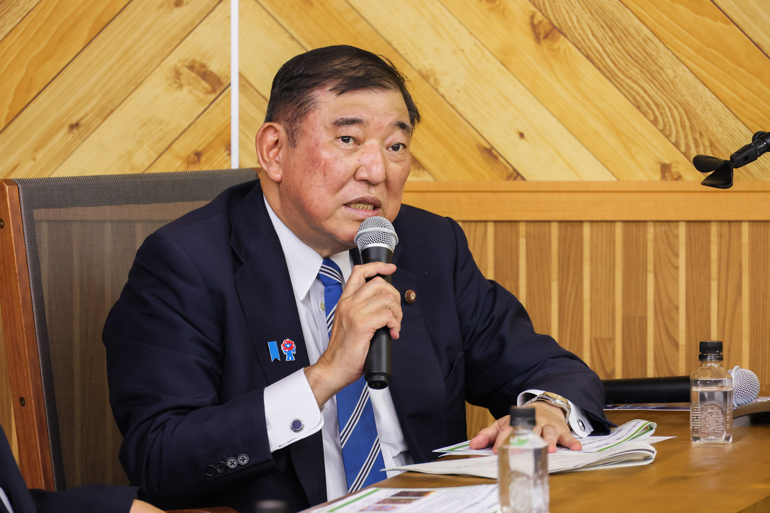 まちづくりに挑戦し続ける民間有志の方々との意見交換を行う石破総理１